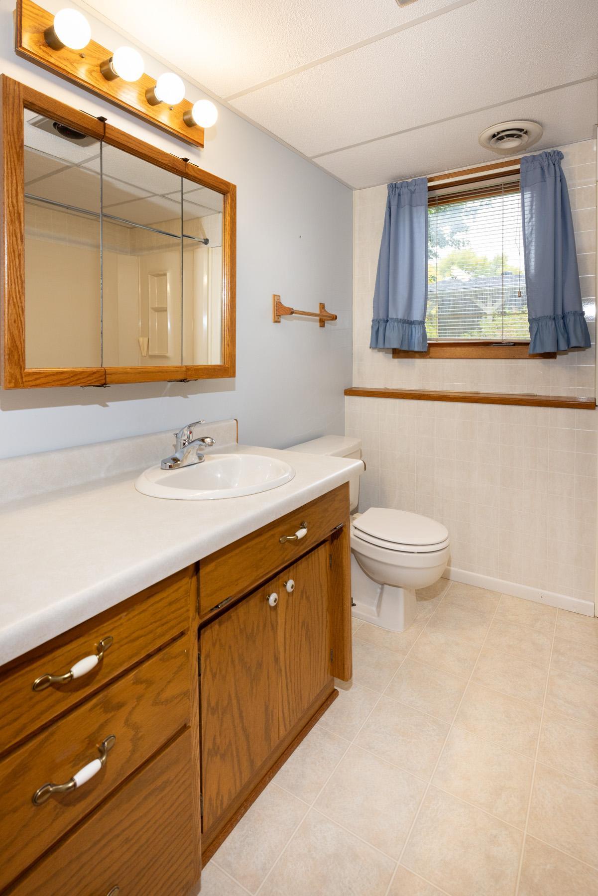 1984 single family home for sale at 1913 26 1/2 Avenue S in Fargo, ND — 4 bed, 2 bath (photo 37 of 47)