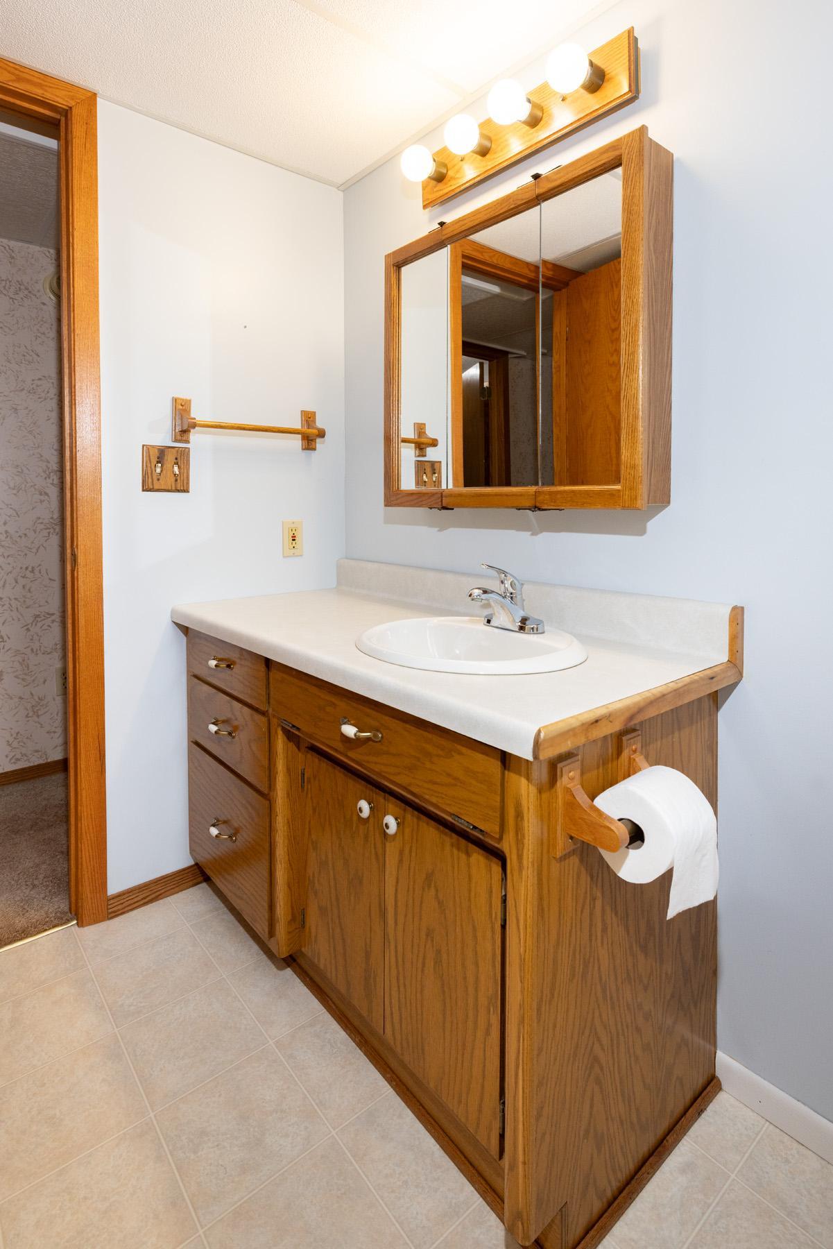1984 single family home for sale at 1913 26 1/2 Avenue S in Fargo, ND — 4 bed, 2 bath (photo 38 of 47)
