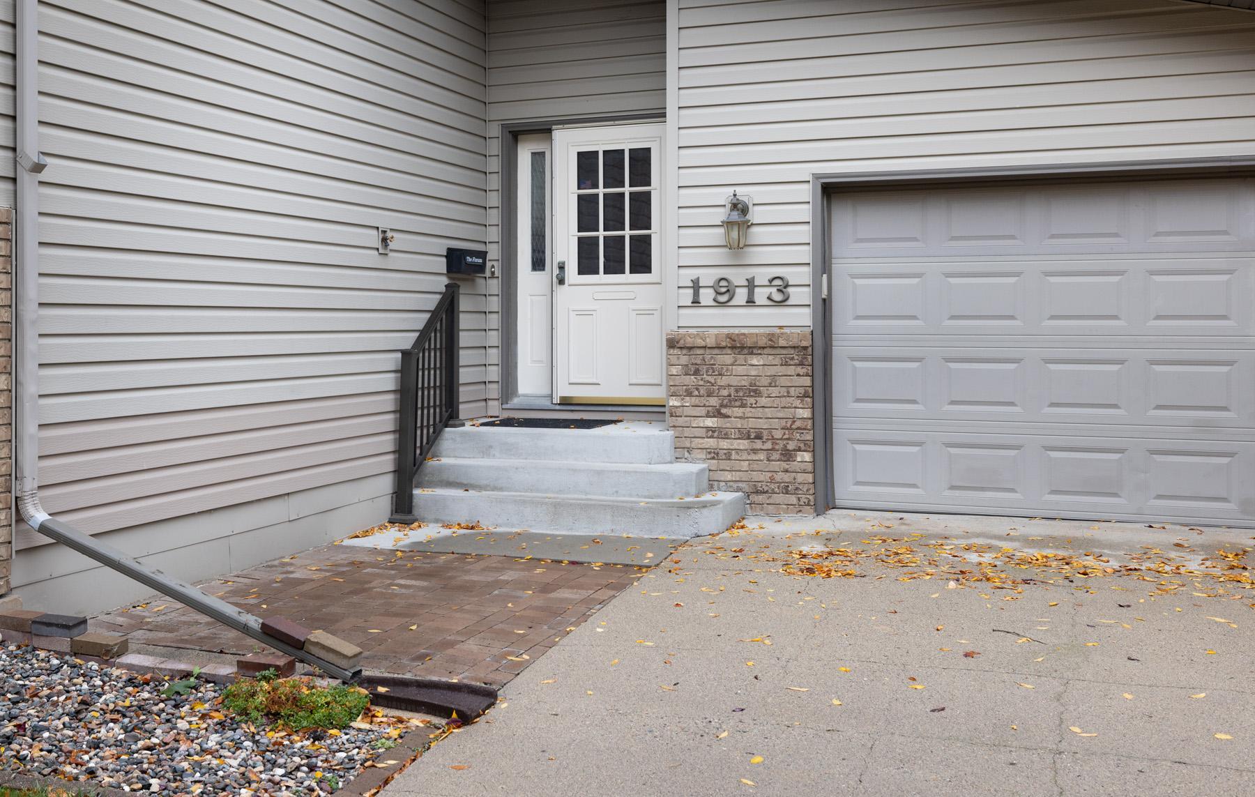 1984 single family home for sale at 1913 26 1/2 Avenue S in Fargo, ND — 4 bed, 2 bath (photo 5 of 47)