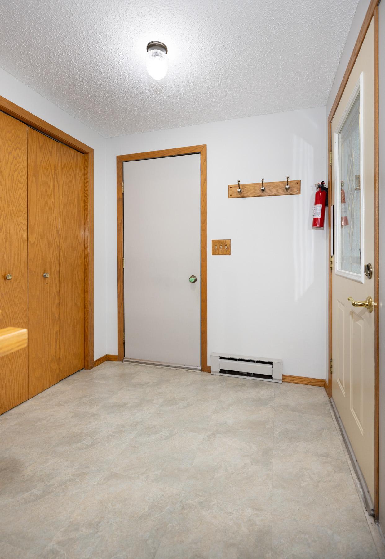 1984 single family home for sale at 1913 26 1/2 Avenue S in Fargo, ND — 4 bed, 2 bath (photo 7 of 47)
