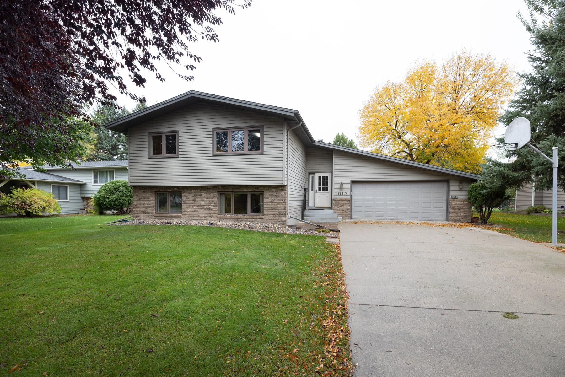 1984 single family home for sale at 1913 26 1/2 Avenue S in Fargo, ND — 4 bed, 2 bath