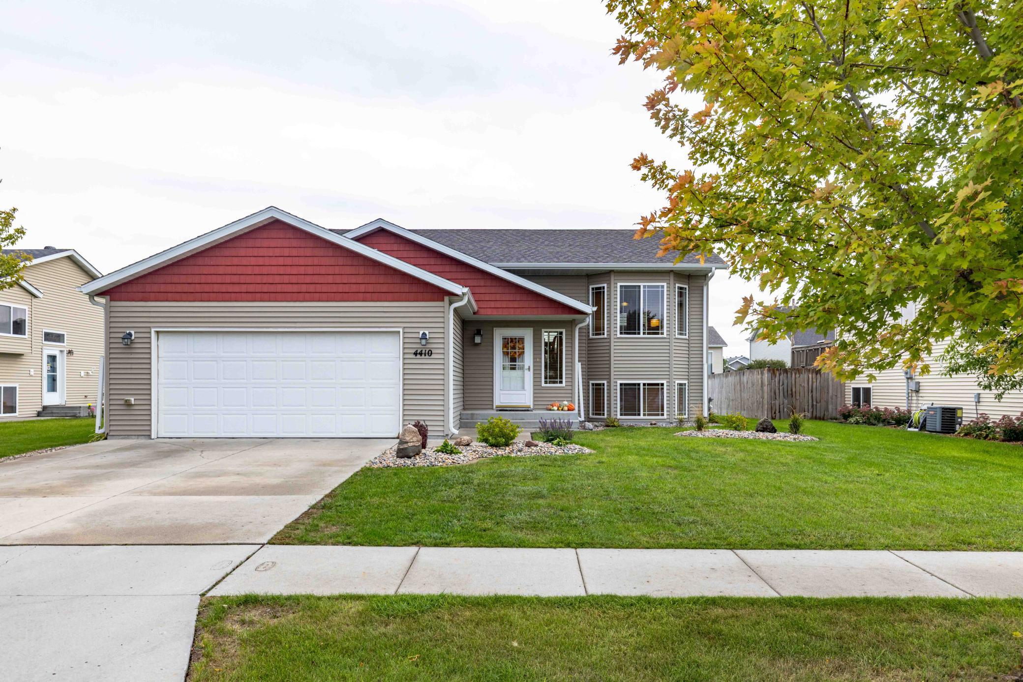 2010 single family home for sale at 4410 16 Street S in Moorhead, MN — 4 bed, 2 bath (photo 2 of 34)