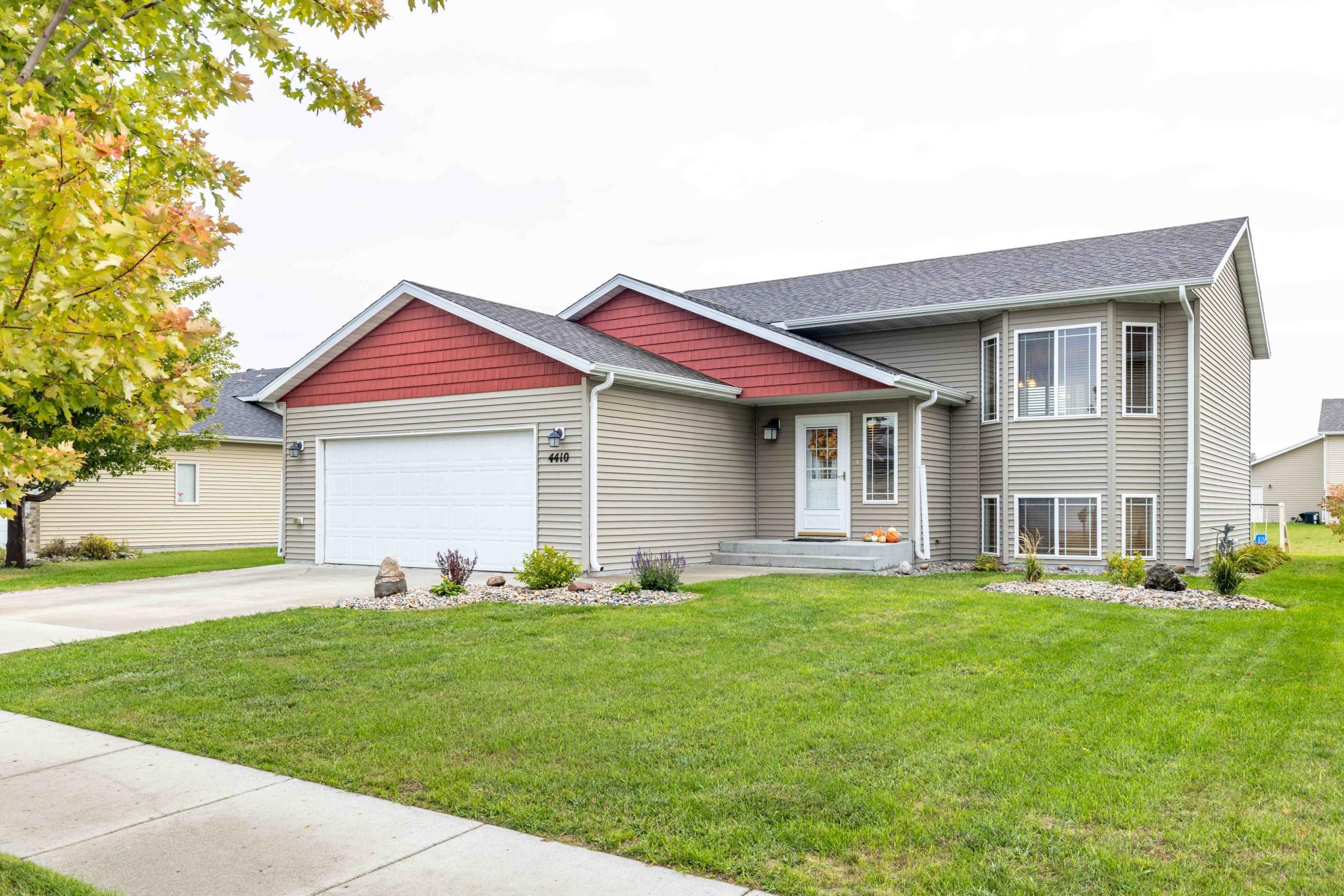 2010 single family home for sale at 4410 16 Street S in Moorhead, MN — 4 bed, 2 bath (photo 3 of 34)