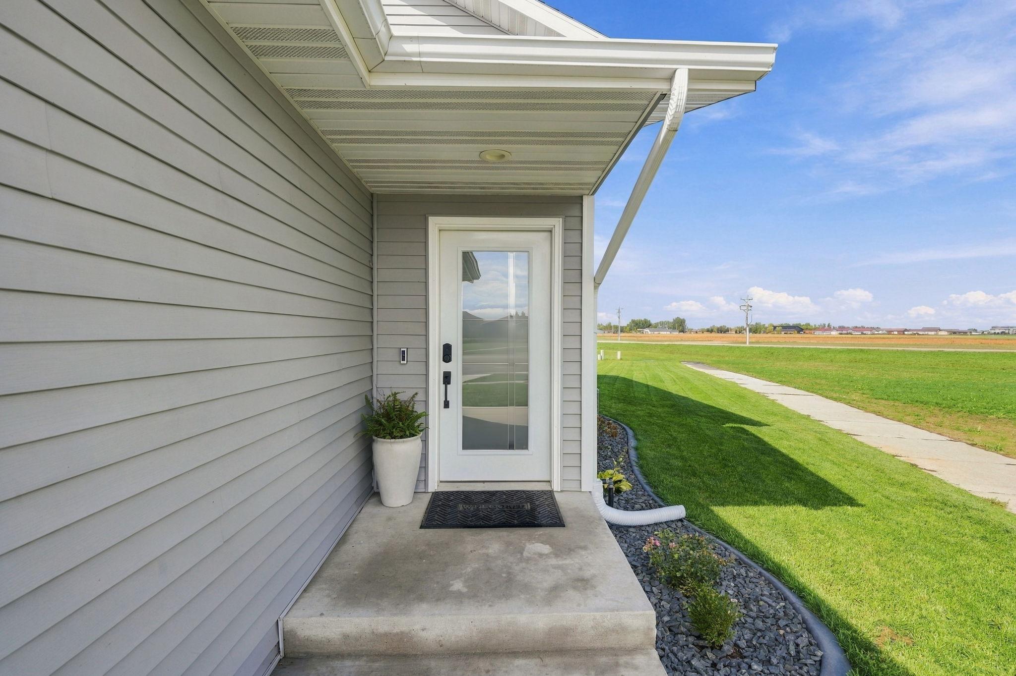 2019 single family home for sale at 101 5th Street E in Horace, ND — 3 bed, 2 bath (photo 4 of 44)