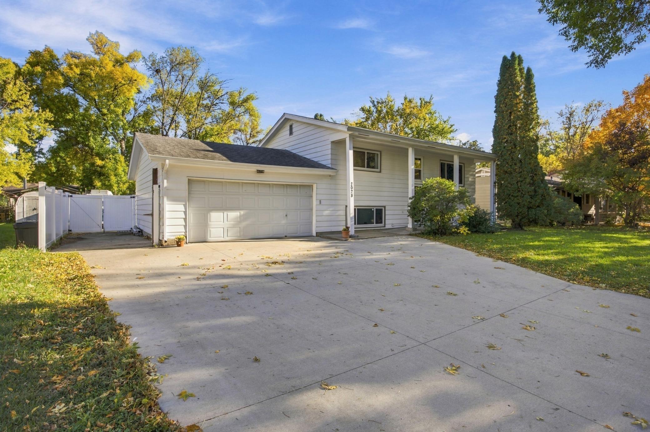 1965 single family home for sale at 2028 16th Street S in Moorhead, MN — 4 bed, 2 bath (photo 2 of 28)