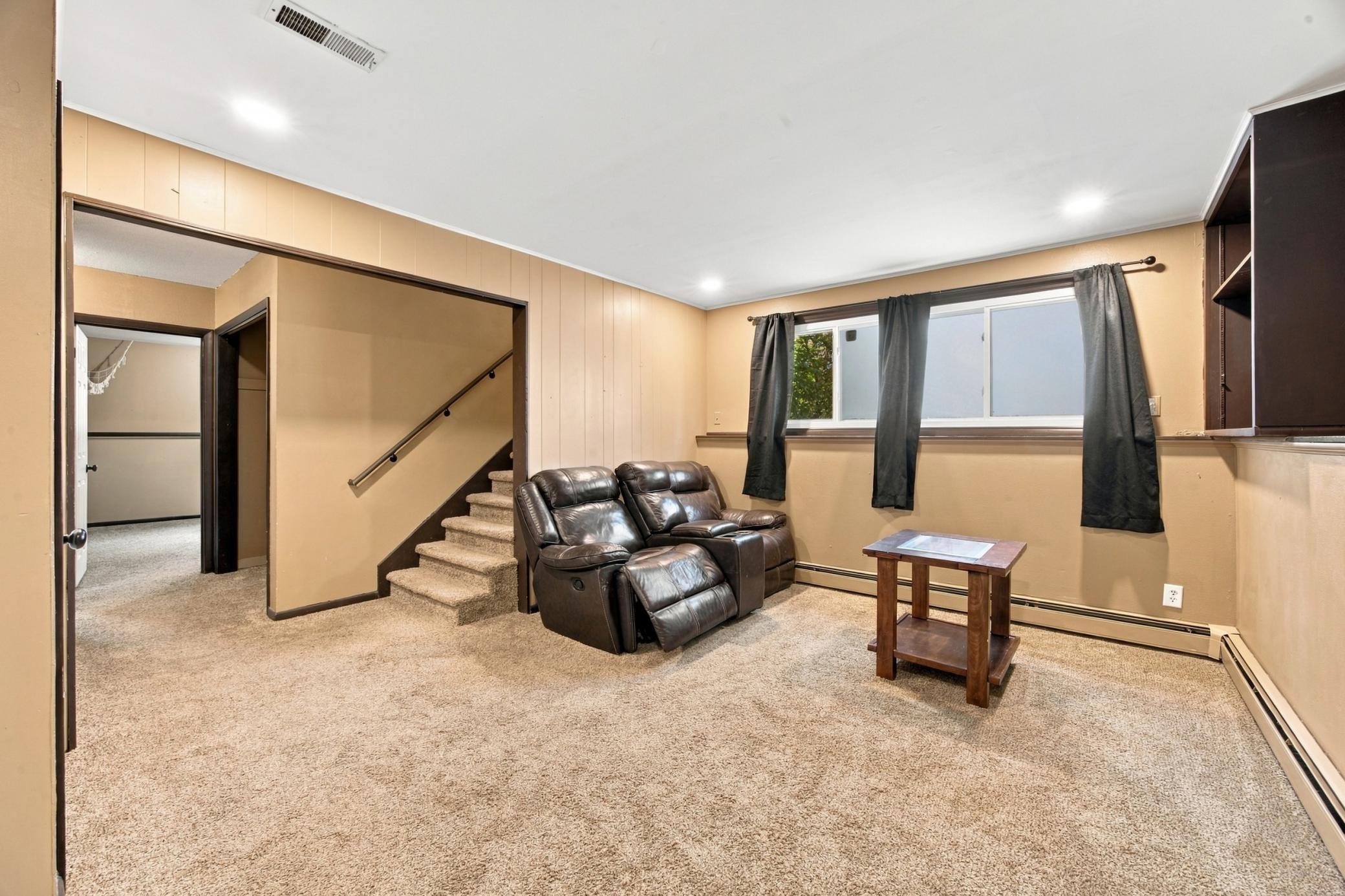 1965 single family home for sale at 2028 16th Street S in Moorhead, MN — 4 bed, 2 bath (photo 18 of 28)