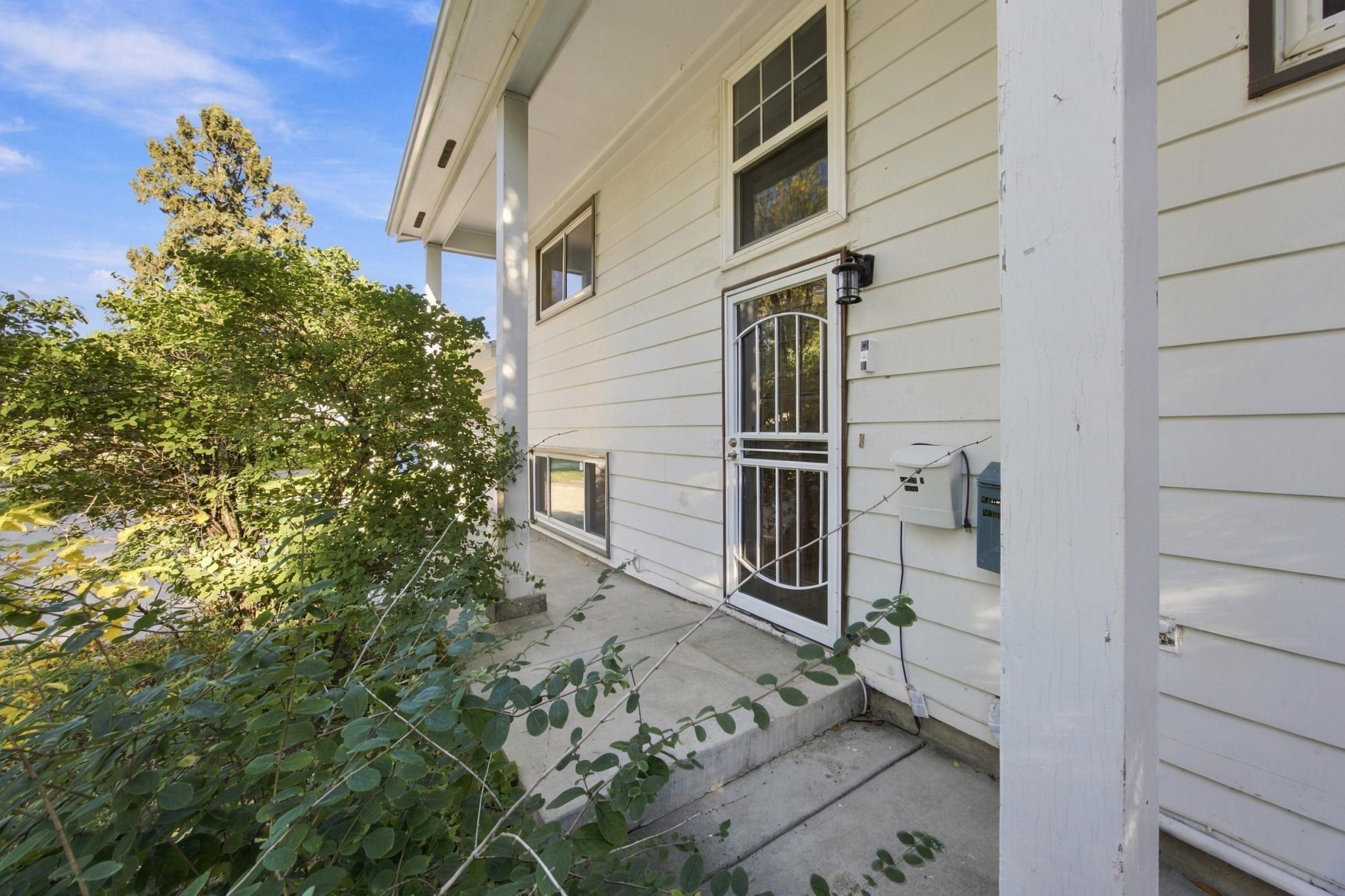 1965 single family home for sale at 2028 16th Street S in Moorhead, MN — 4 bed, 2 bath (photo 3 of 28)