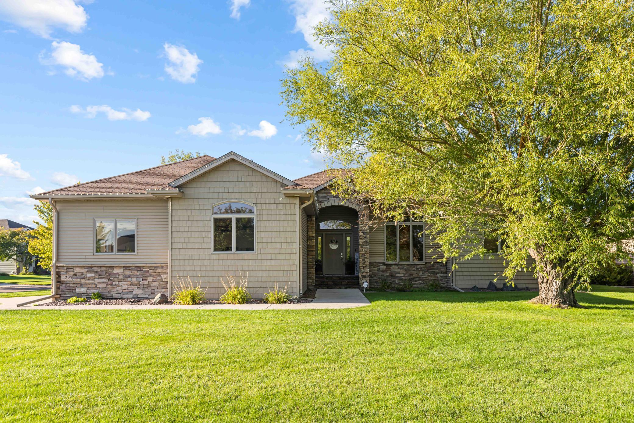 2007 single family home for sale at 4295 49th Avenue S in Fargo, ND — 4 bed, 3 bath (photo 2 of 61)