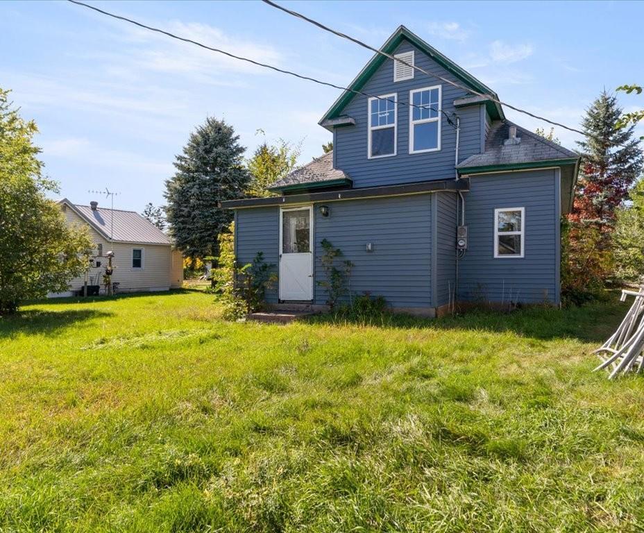 1900 single family home for sale at 320 8th Street SE, Unit B in Staples, MN — 3 bed, 1 bath (photo 2 of 17)
