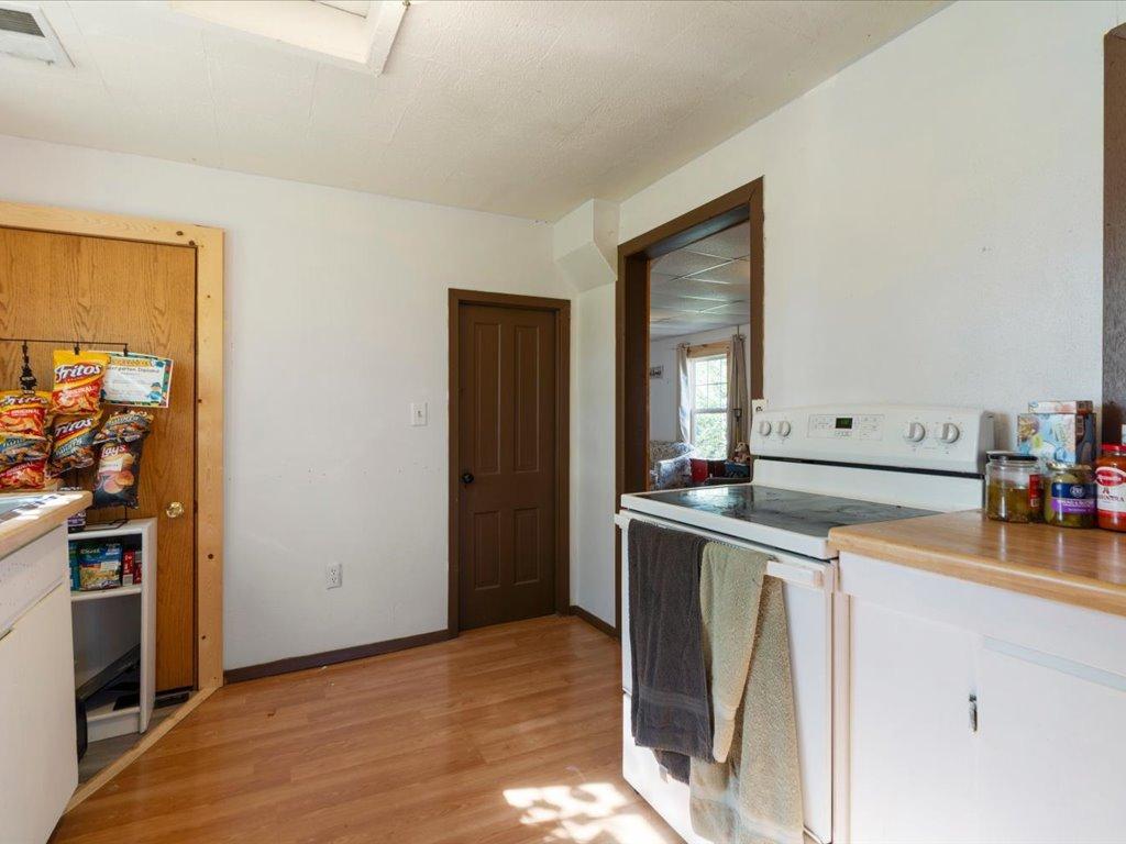 1900 single family home for sale at 320 8th Street SE, Unit B in Staples, MN — 3 bed, 1 bath (photo 8 of 17)