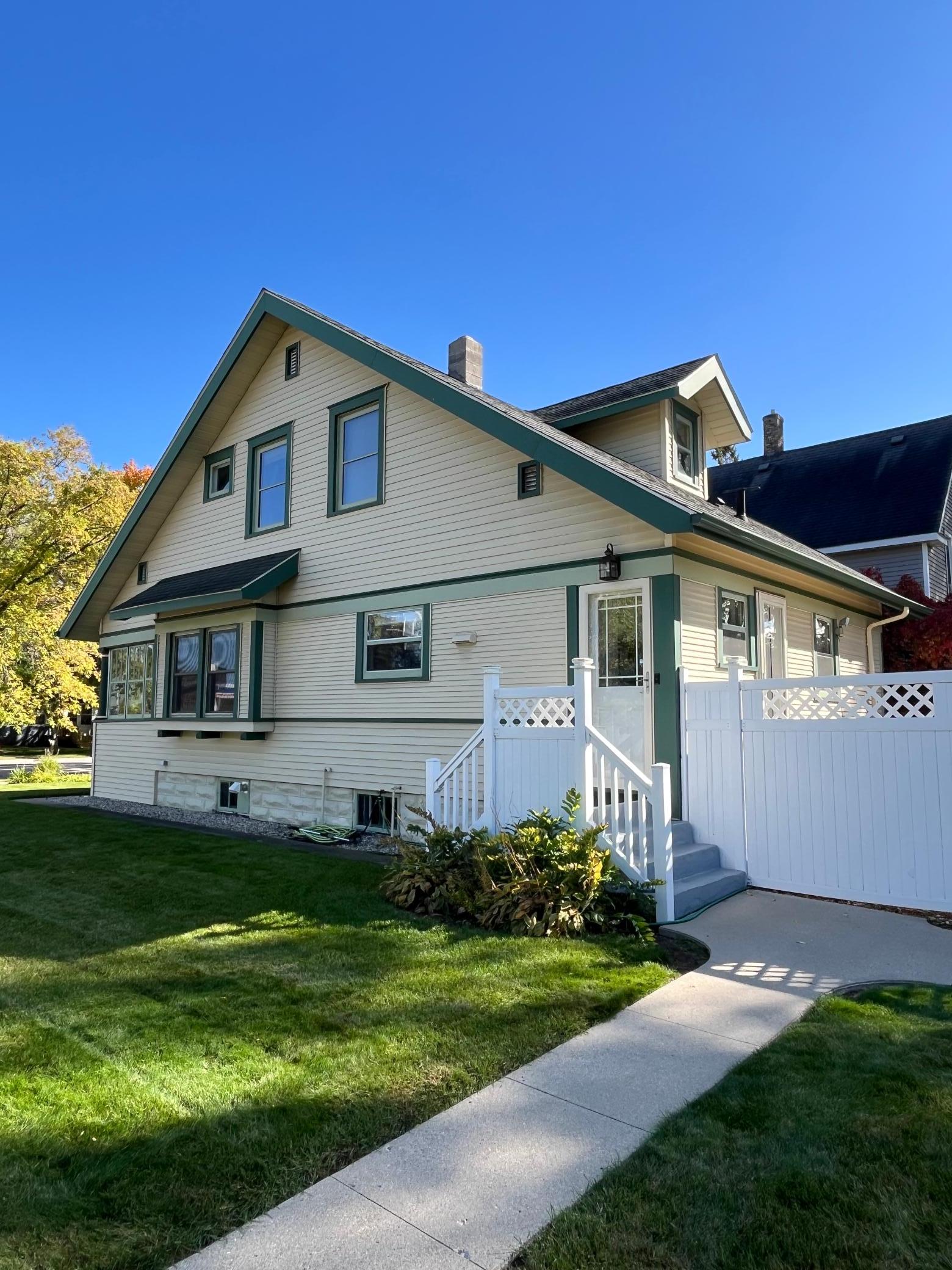 1905 single family home for sale at 721 Main Avenue N in Thief River Falls, MN — 3 bed, 2 bath (photo 3 of 36)
