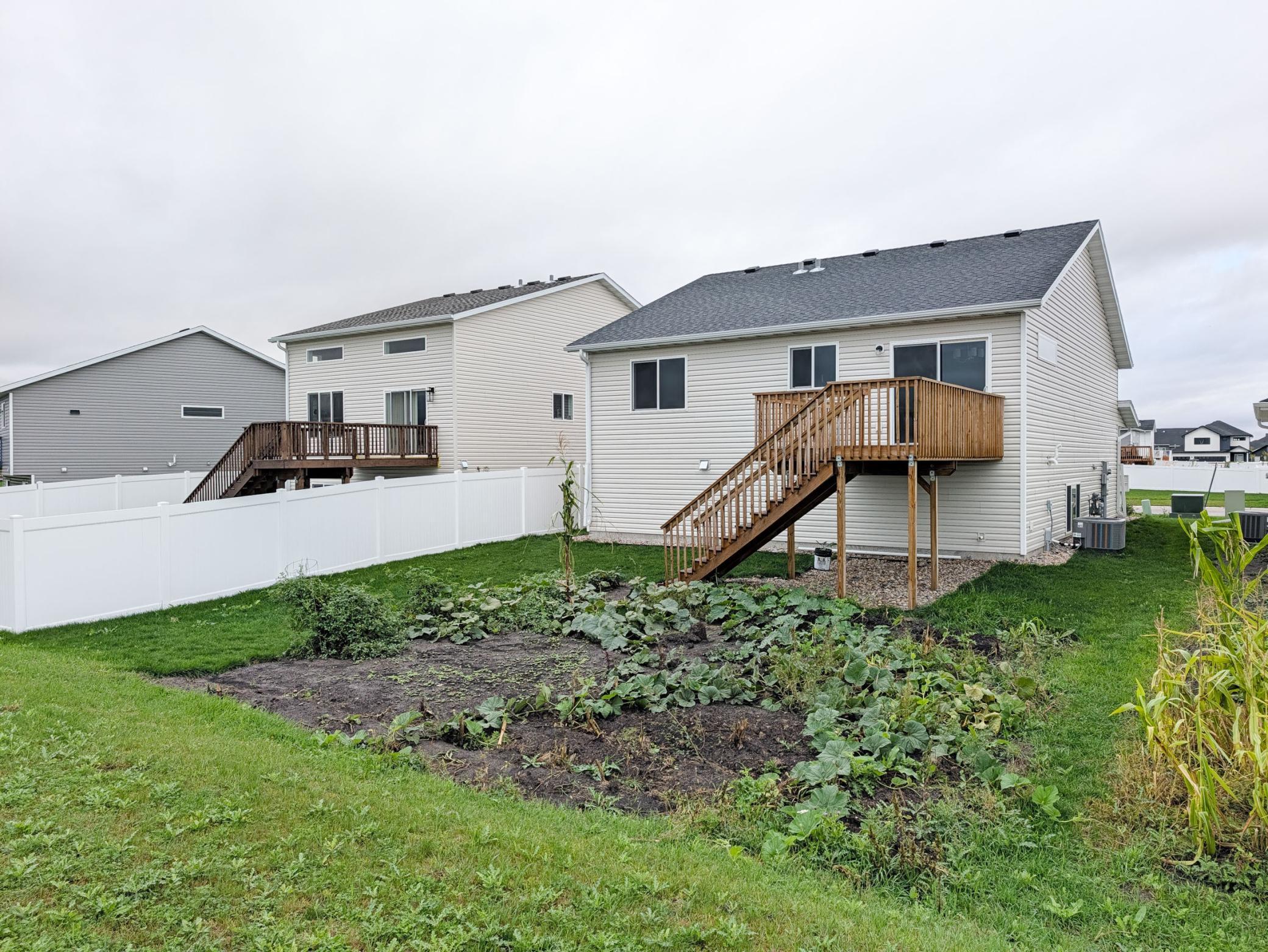 2024 single family home for sale at 2553 FULTON Loop S in Fargo, ND — 3 bed, 2 bath (photo 19 of 44)