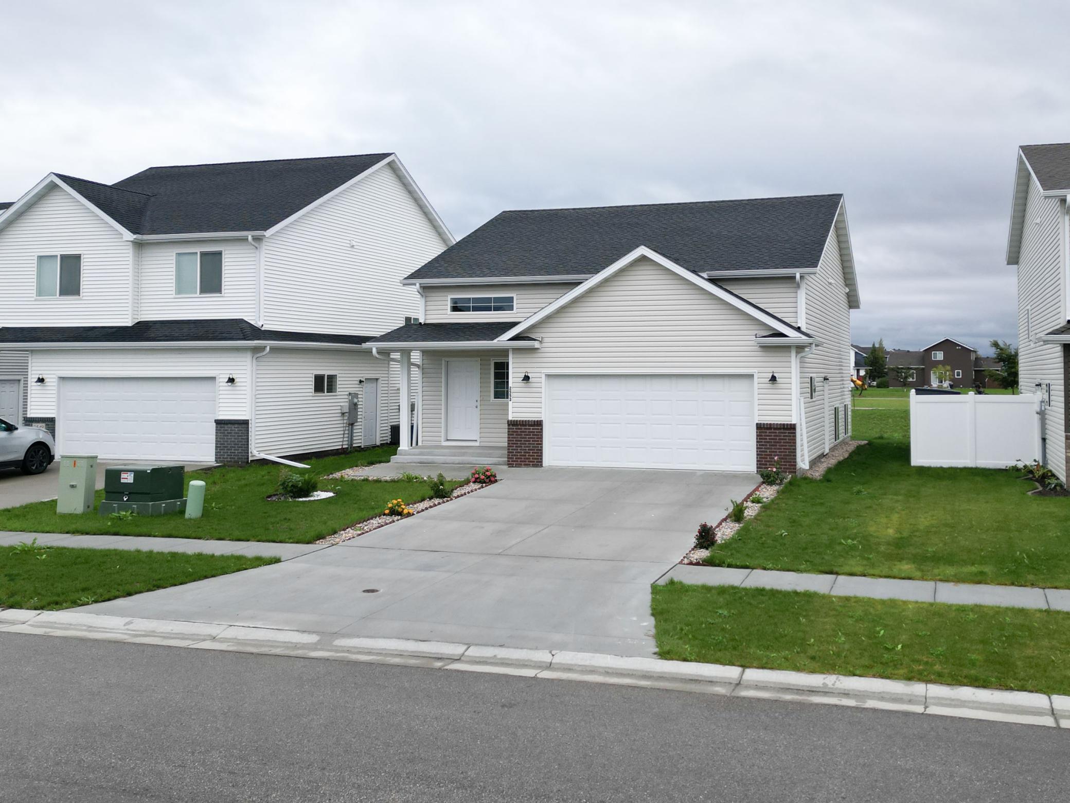 2024 single family home for sale at 2553 FULTON Loop S in Fargo, ND — 3 bed, 2 bath (photo 4 of 44)