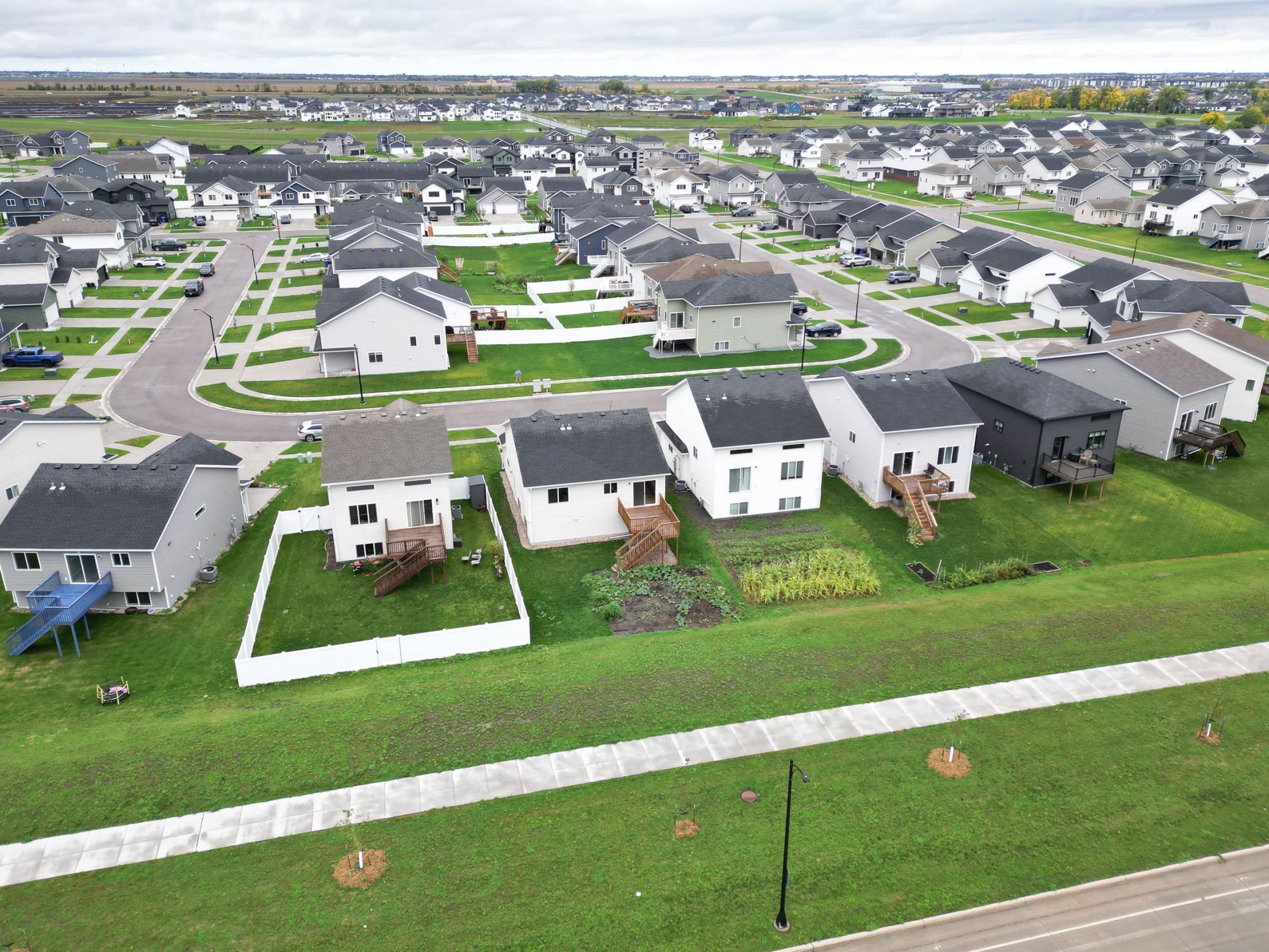2024 single family home for sale at 2553 FULTON Loop S in Fargo, ND — 3 bed, 2 bath (photo 42 of 44)