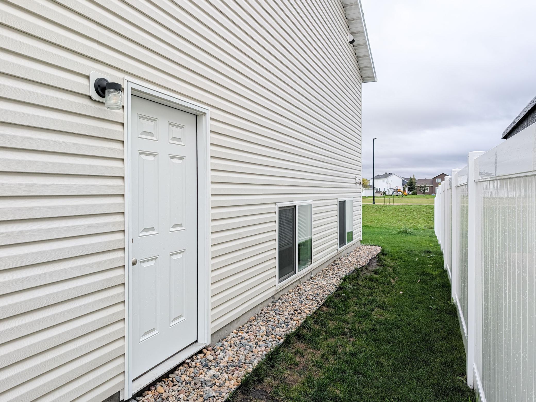 2024 single family home for sale at 2553 FULTON Loop S in Fargo, ND — 3 bed, 2 bath (photo 6 of 44)