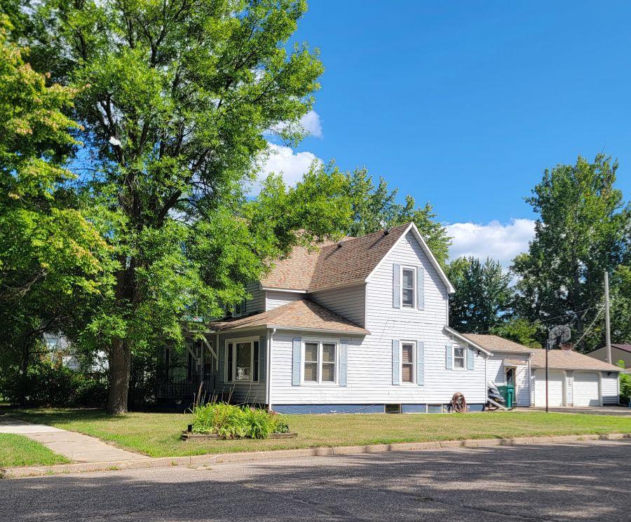 1905 single family home for sale at 521 3rd Street NW in Aitkin, MN — 4 bed, 3 bath (photo 4 of 17)