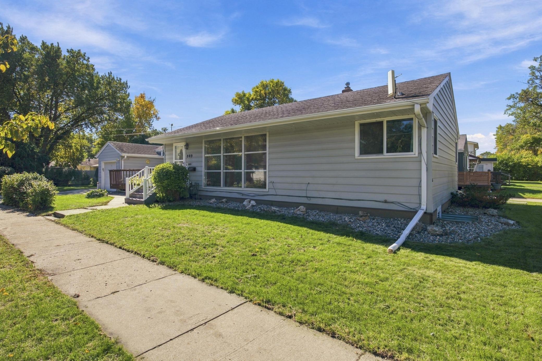 1953 single family home for sale at 809 16th Street S in Fargo, ND — 4 bed, 2 bath (photo 2 of 30)