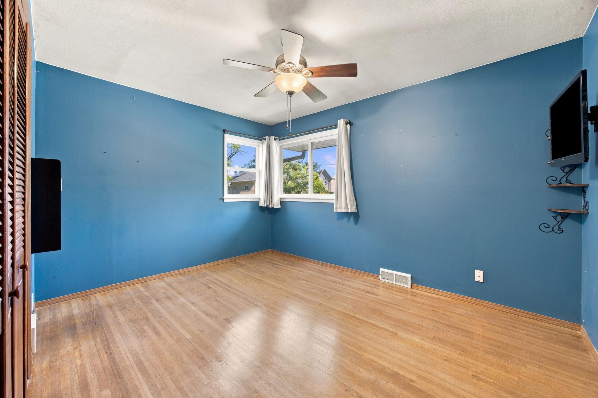 1953 single family home for sale at 809 16th Street S in Fargo, ND — 4 bed, 2 bath (photo 13 of 30)