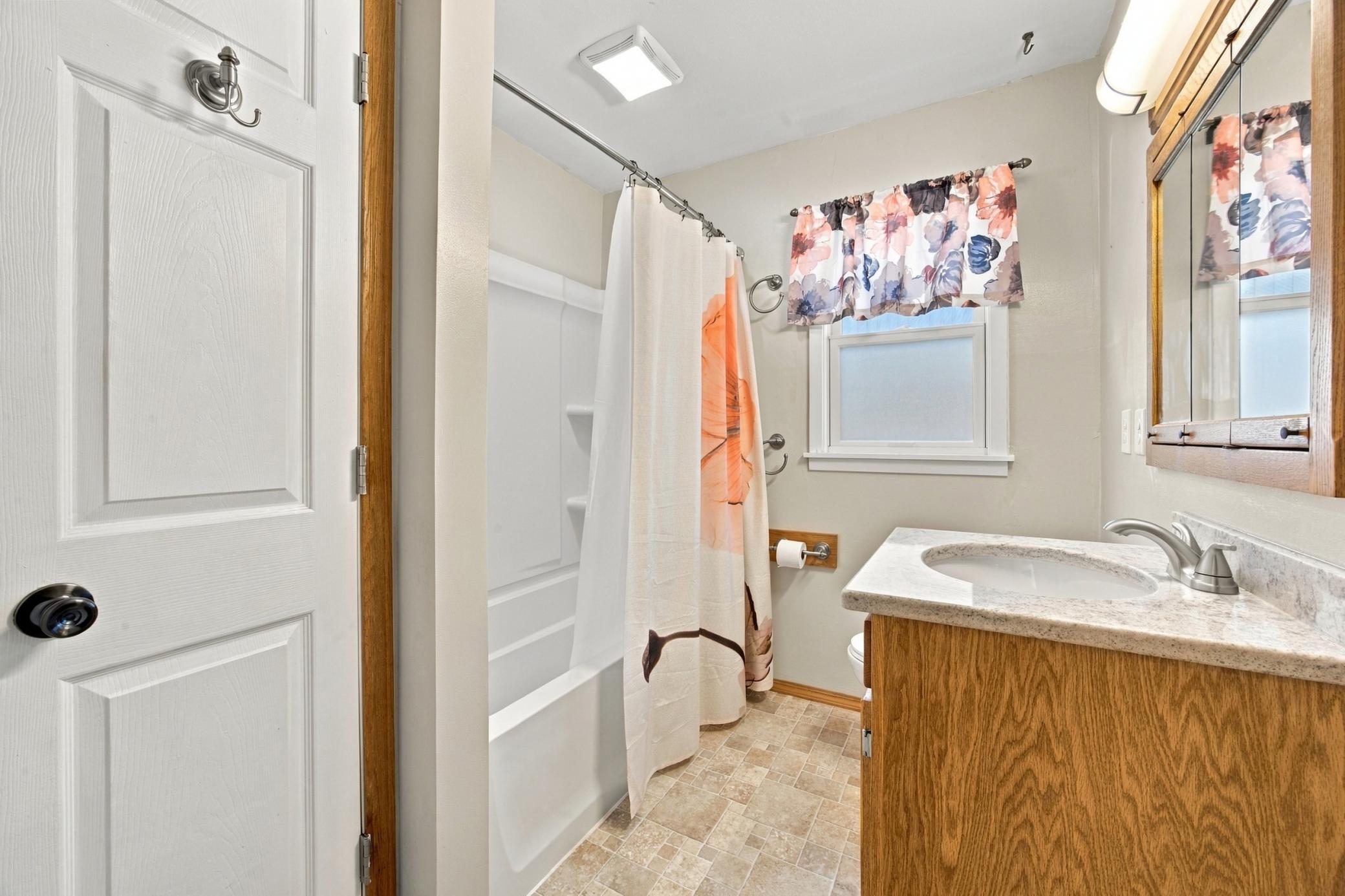 1953 single family home for sale at 809 16th Street S in Fargo, ND — 4 bed, 2 bath (photo 19 of 30)
