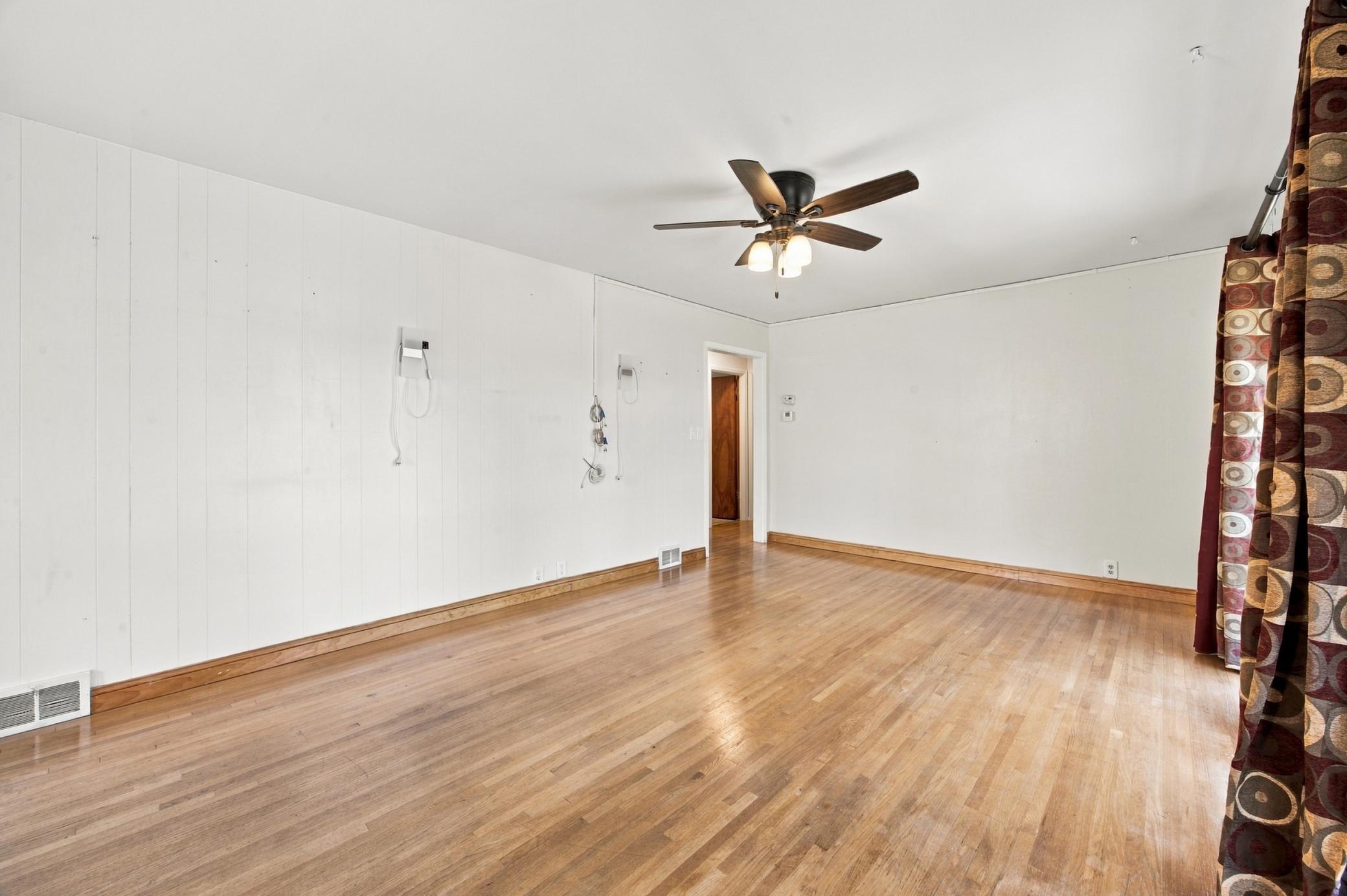 1953 single family home for sale at 809 16th Street S in Fargo, ND — 4 bed, 2 bath (photo 5 of 30)