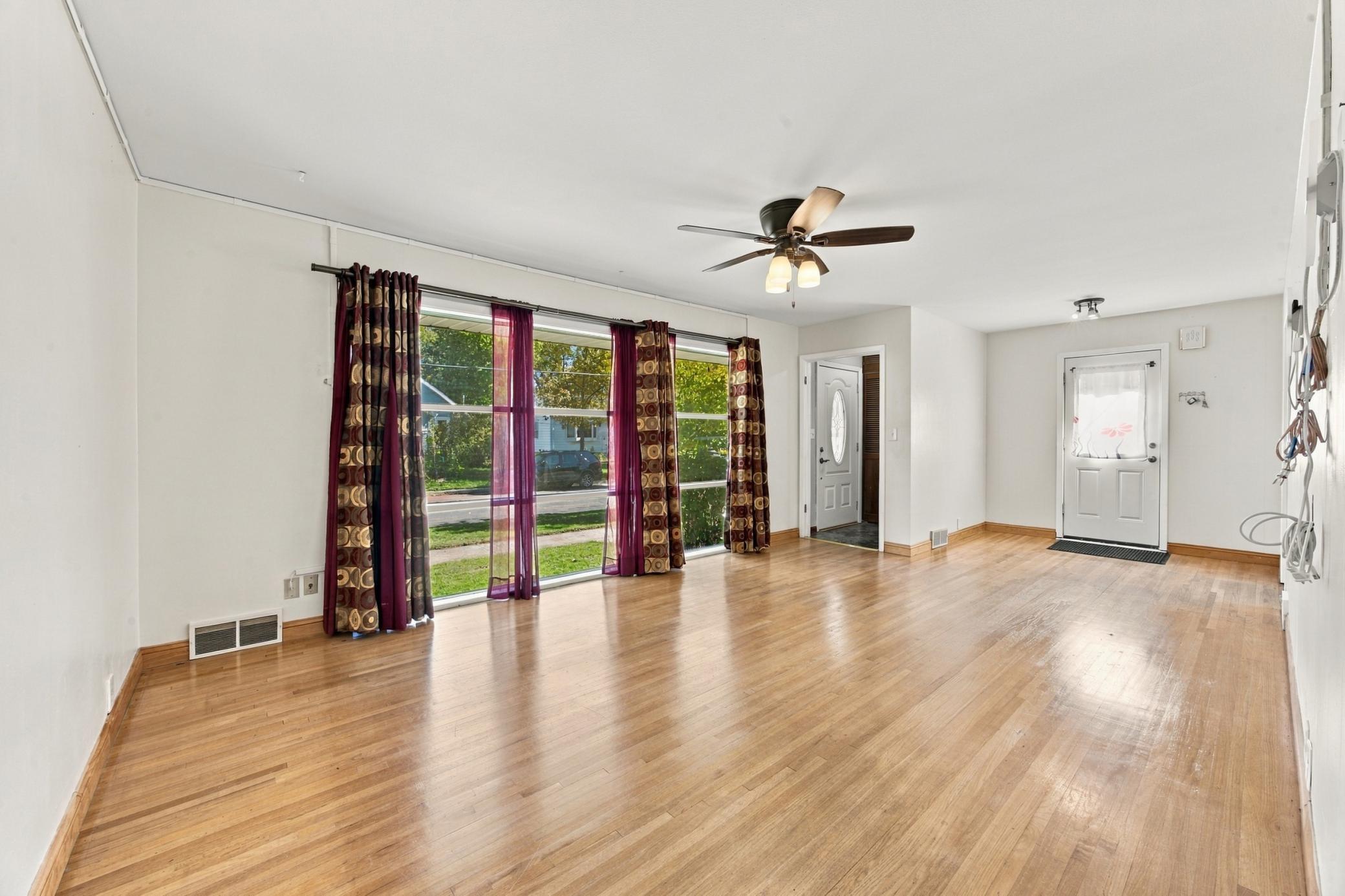 1953 single family home for sale at 809 16th Street S in Fargo, ND — 4 bed, 2 bath (photo 7 of 30)