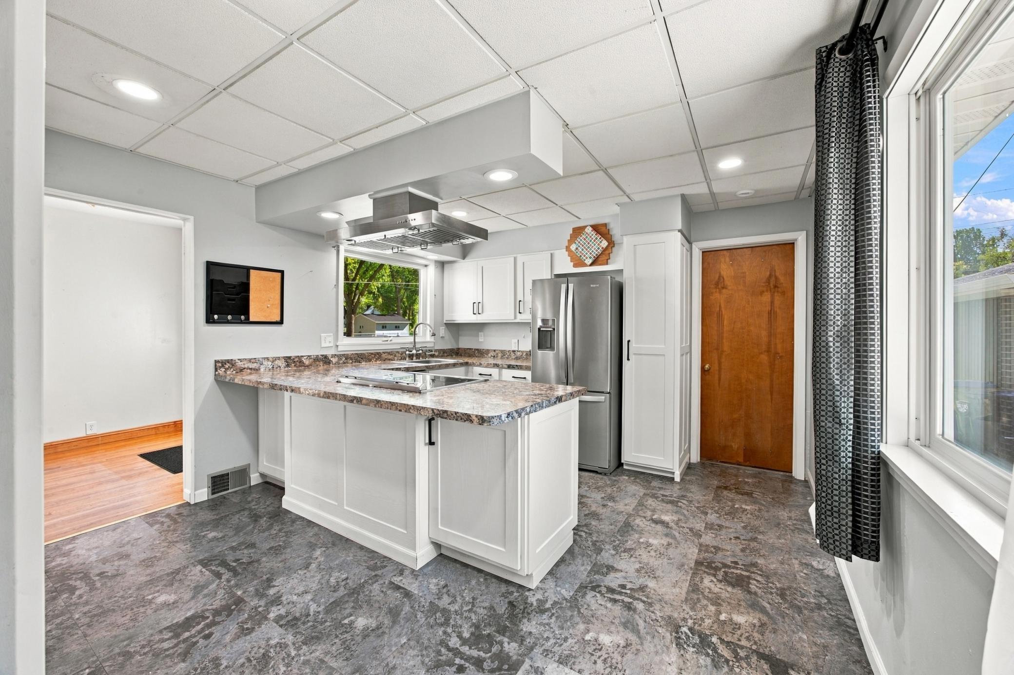 1953 single family home for sale at 809 16th Street S in Fargo, ND — 4 bed, 2 bath (photo 8 of 30)