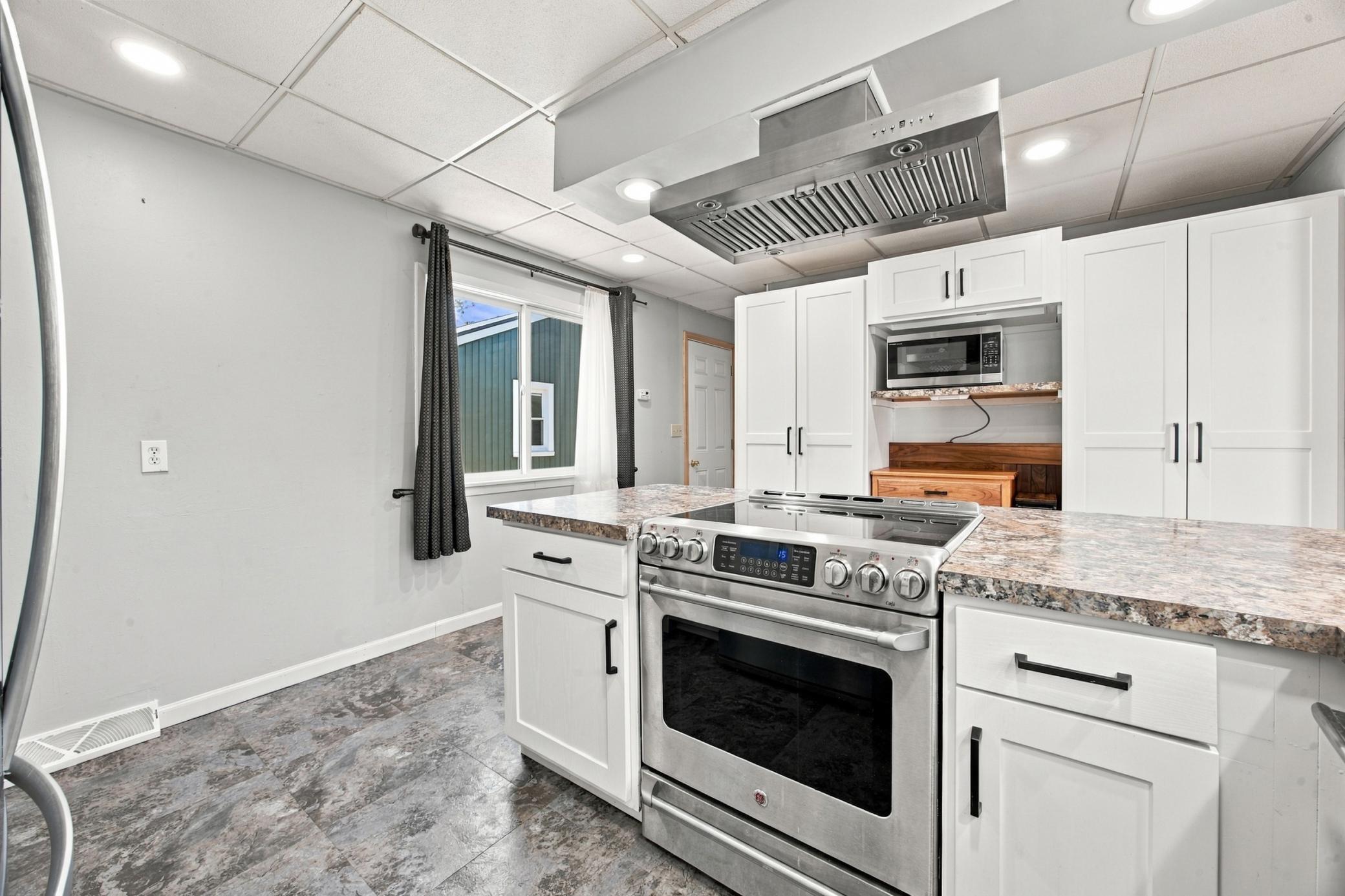 1953 single family home for sale at 809 16th Street S in Fargo, ND — 4 bed, 2 bath (photo 10 of 30)