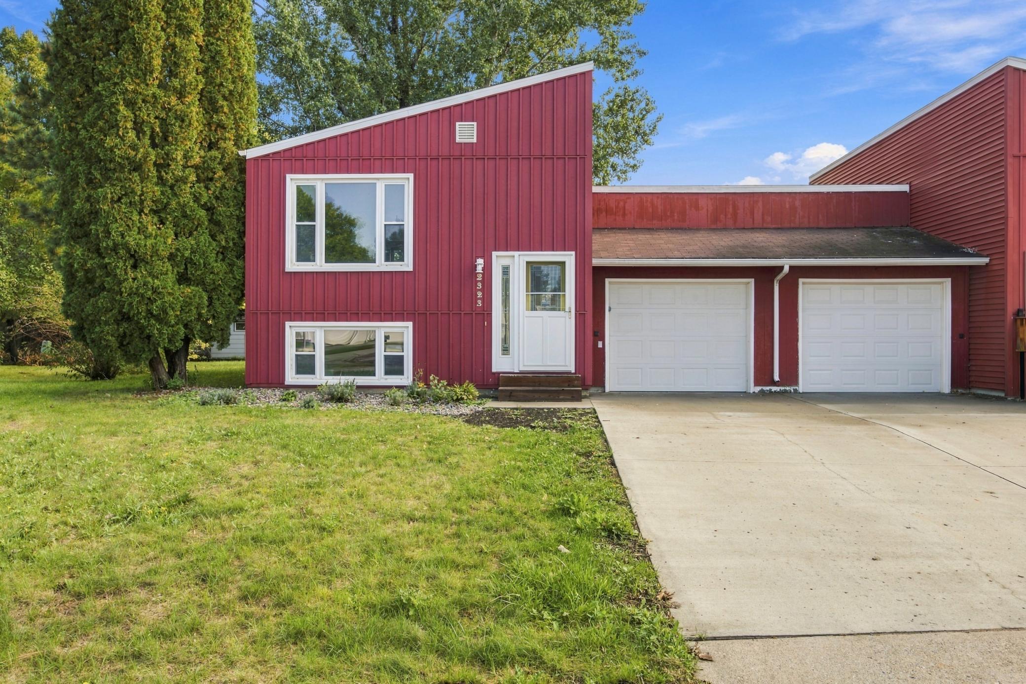 1977 twin home for sale at 2323 Sundance Circle S in Fargo, ND — 2 bed, 2 bath