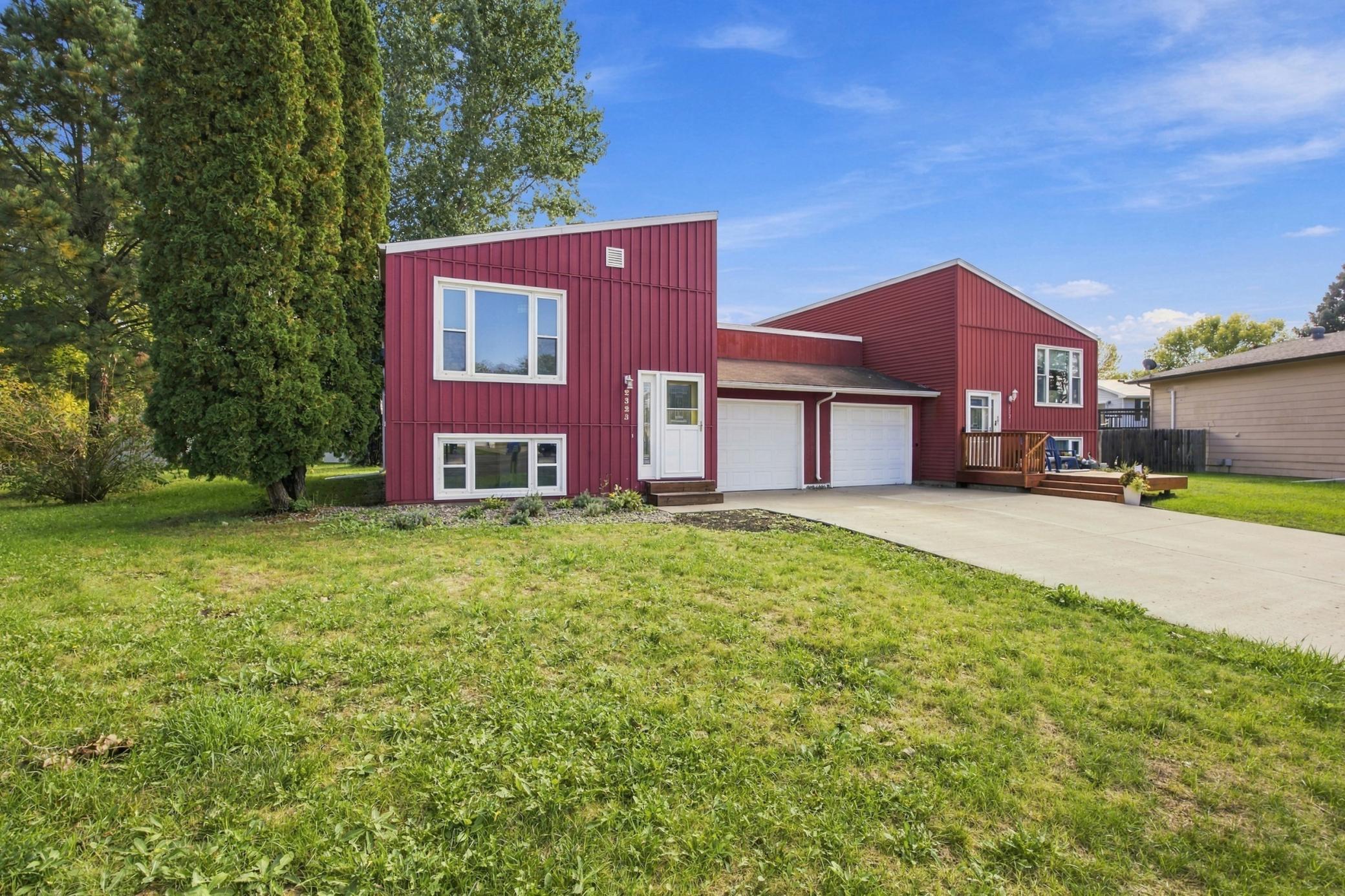 1977 twin home for sale at 2323 Sundance Circle S in Fargo, ND — 2 bed, 2 bath (photo 2 of 27)