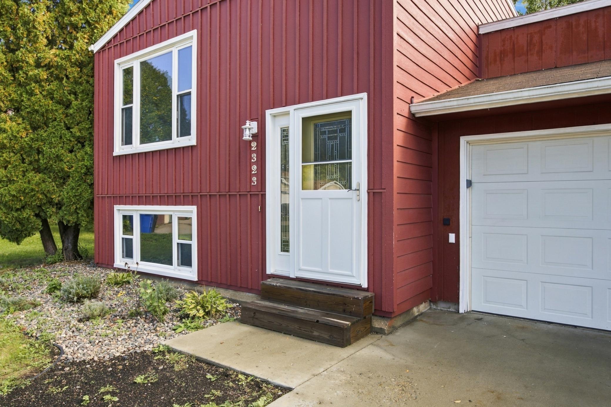 1977 twin home for sale at 2323 Sundance Circle S in Fargo, ND — 2 bed, 2 bath (photo 3 of 27)