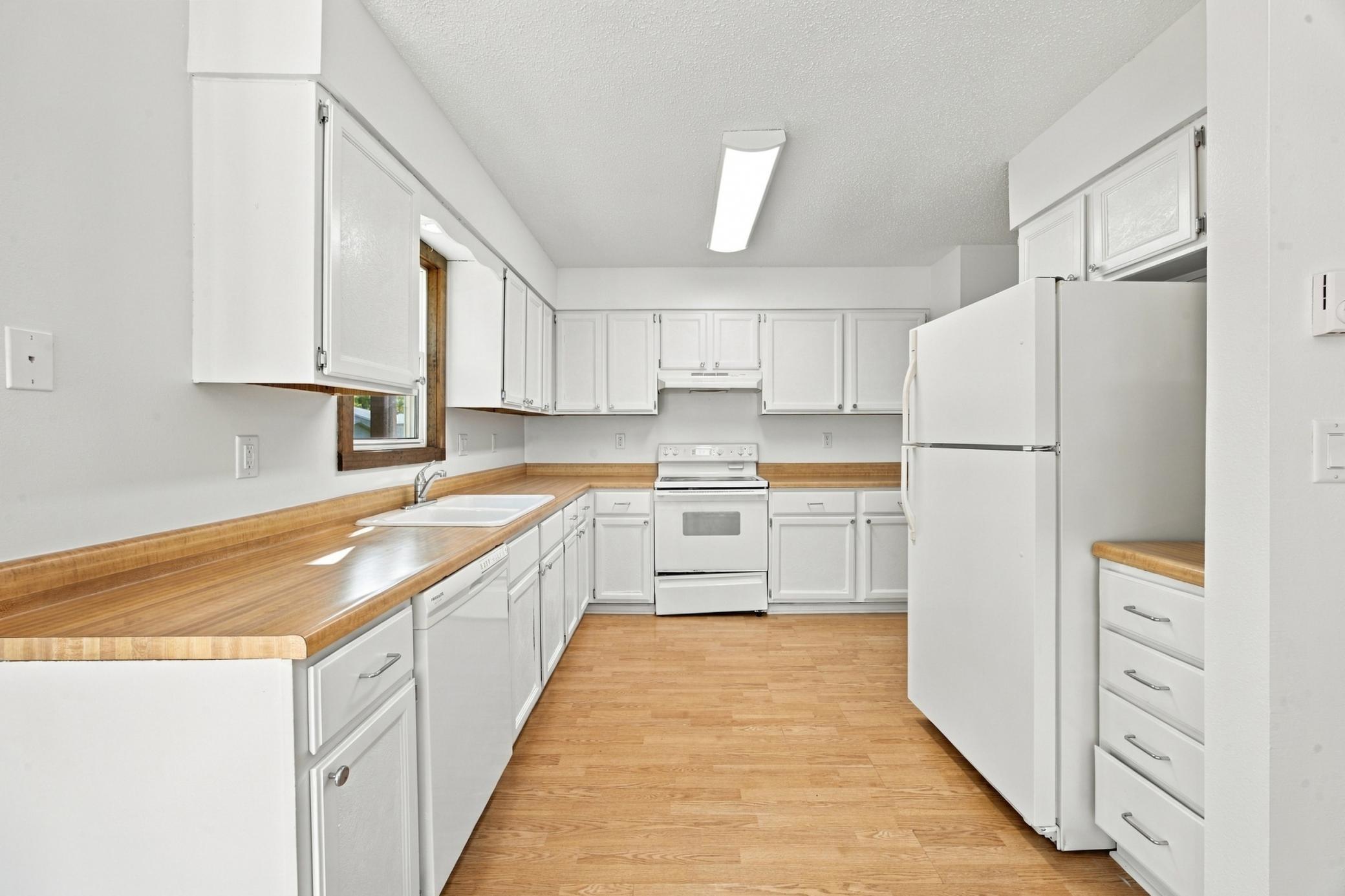 1977 twin home for sale at 2323 Sundance Circle S in Fargo, ND — 2 bed, 2 bath (photo 8 of 27)