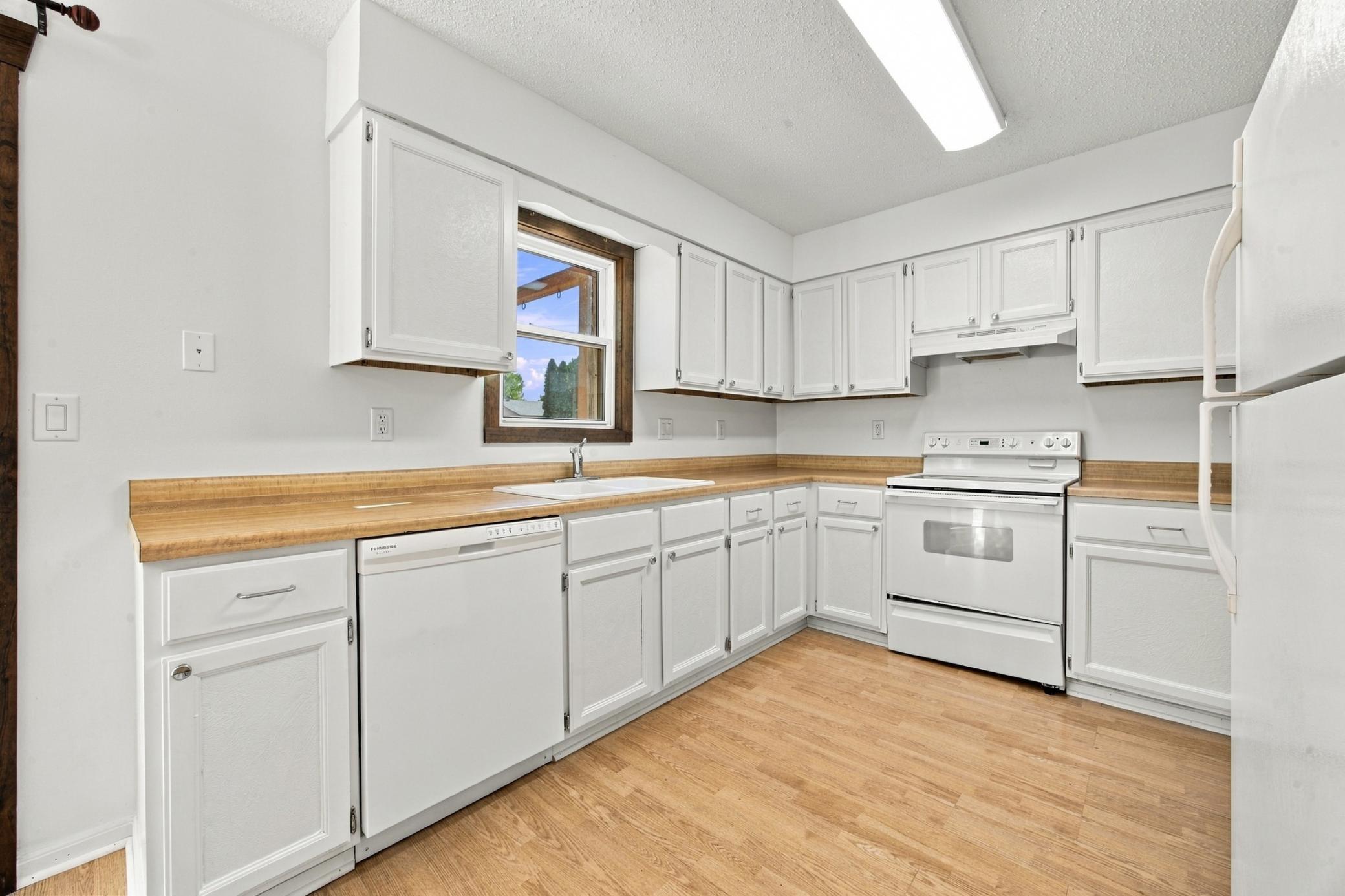 1977 twin home for sale at 2323 Sundance Circle S in Fargo, ND — 2 bed, 2 bath (photo 9 of 27)