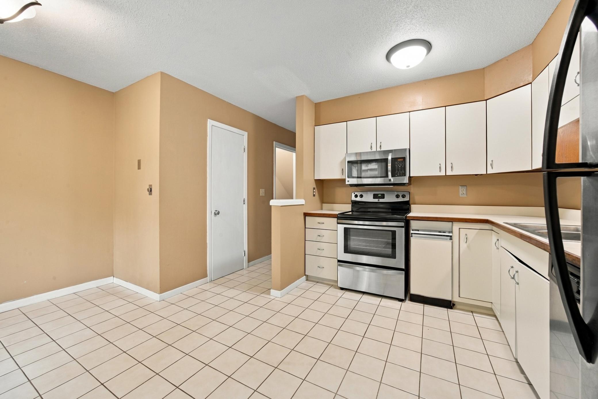 1973 townhouse for sale at 3218 2nd Street N in Fargo, ND — 2 bed, 3 bath (photo 7 of 23)