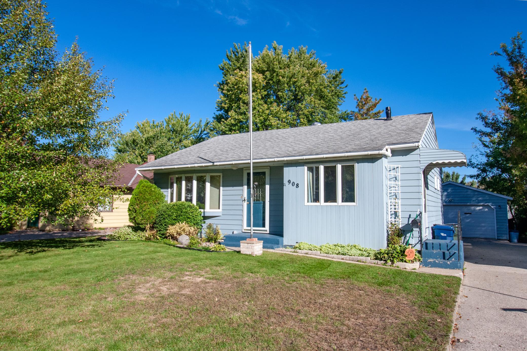 1952 single family home for sale at 908 W Linden Street W in Fergus Falls, MN — 3 bed, 2 bath (photo 4 of 70)
