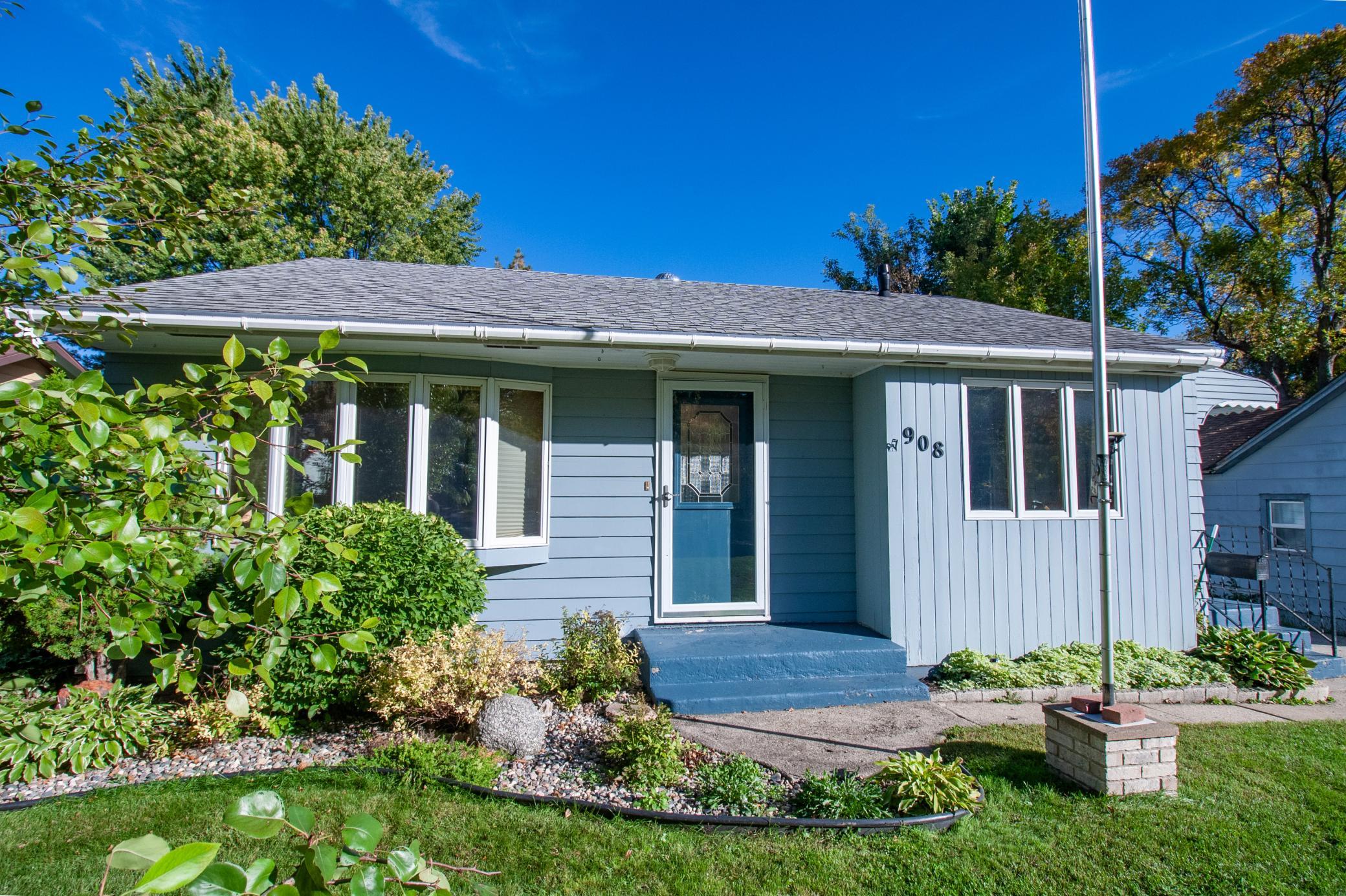 1952 single family home for sale at 908 W Linden Street W in Fergus Falls, MN — 3 bed, 2 bath (photo 5 of 70)