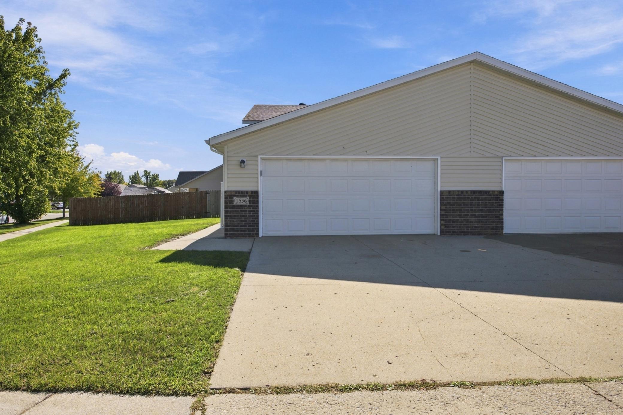 2004 twin home for sale at 1656 6 Street W in West Fargo, ND — 3 bed, 2 bath (photo 2 of 28)