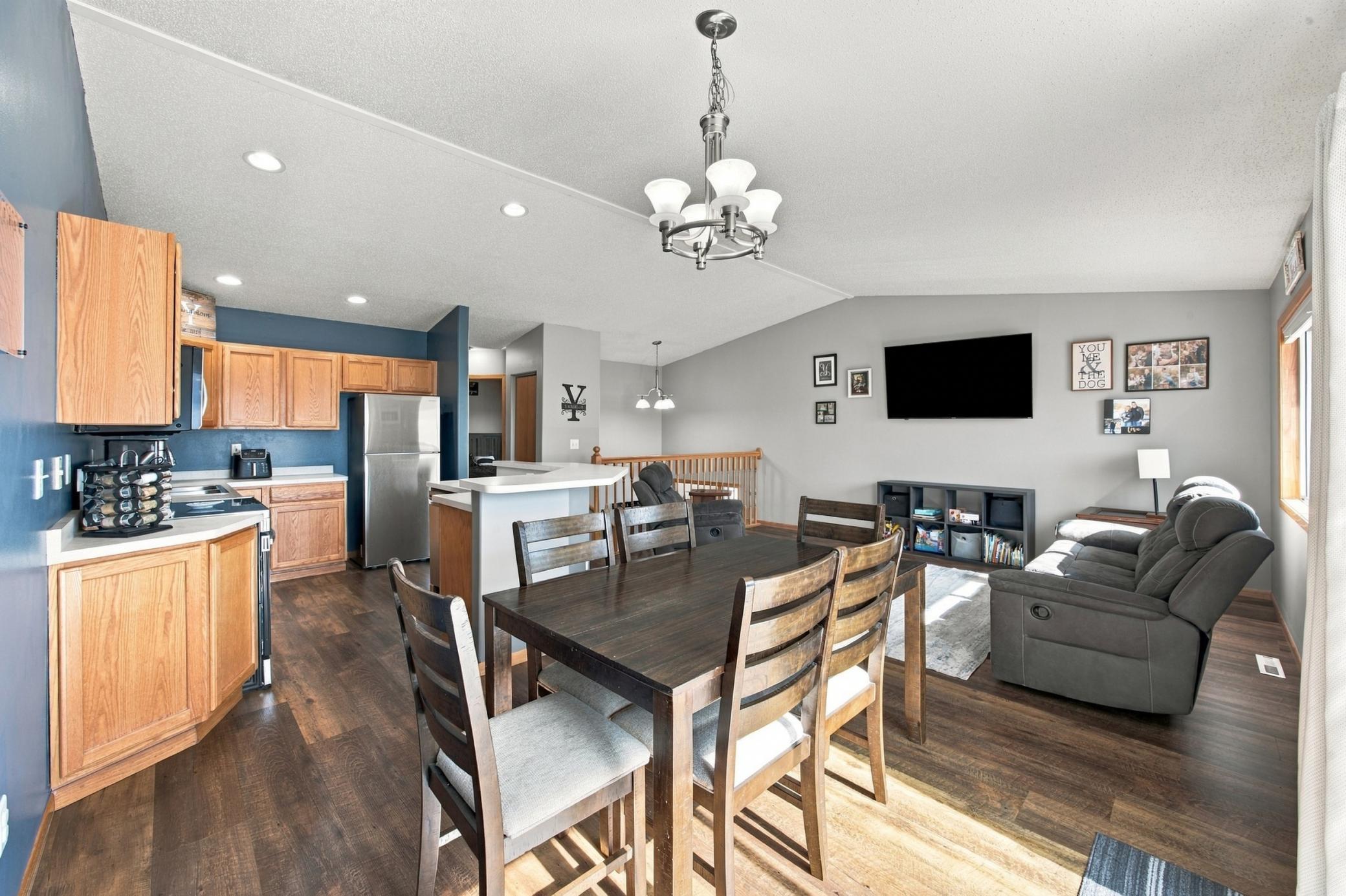 2004 twin home for sale at 1656 6 Street W in West Fargo, ND — 3 bed, 2 bath (photo 11 of 28)