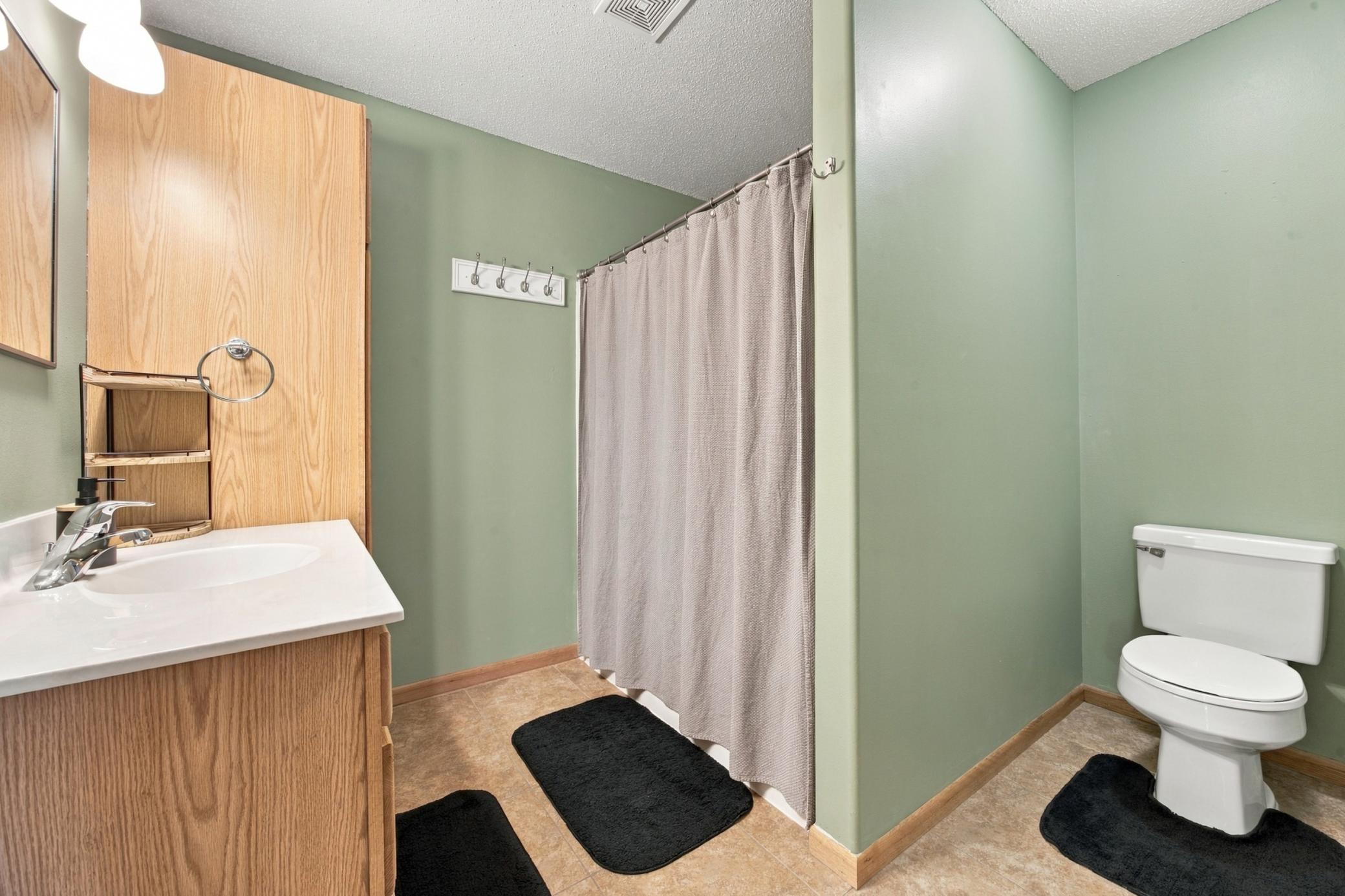 2004 twin home for sale at 1656 6 Street W in West Fargo, ND — 3 bed, 2 bath (photo 15 of 28)