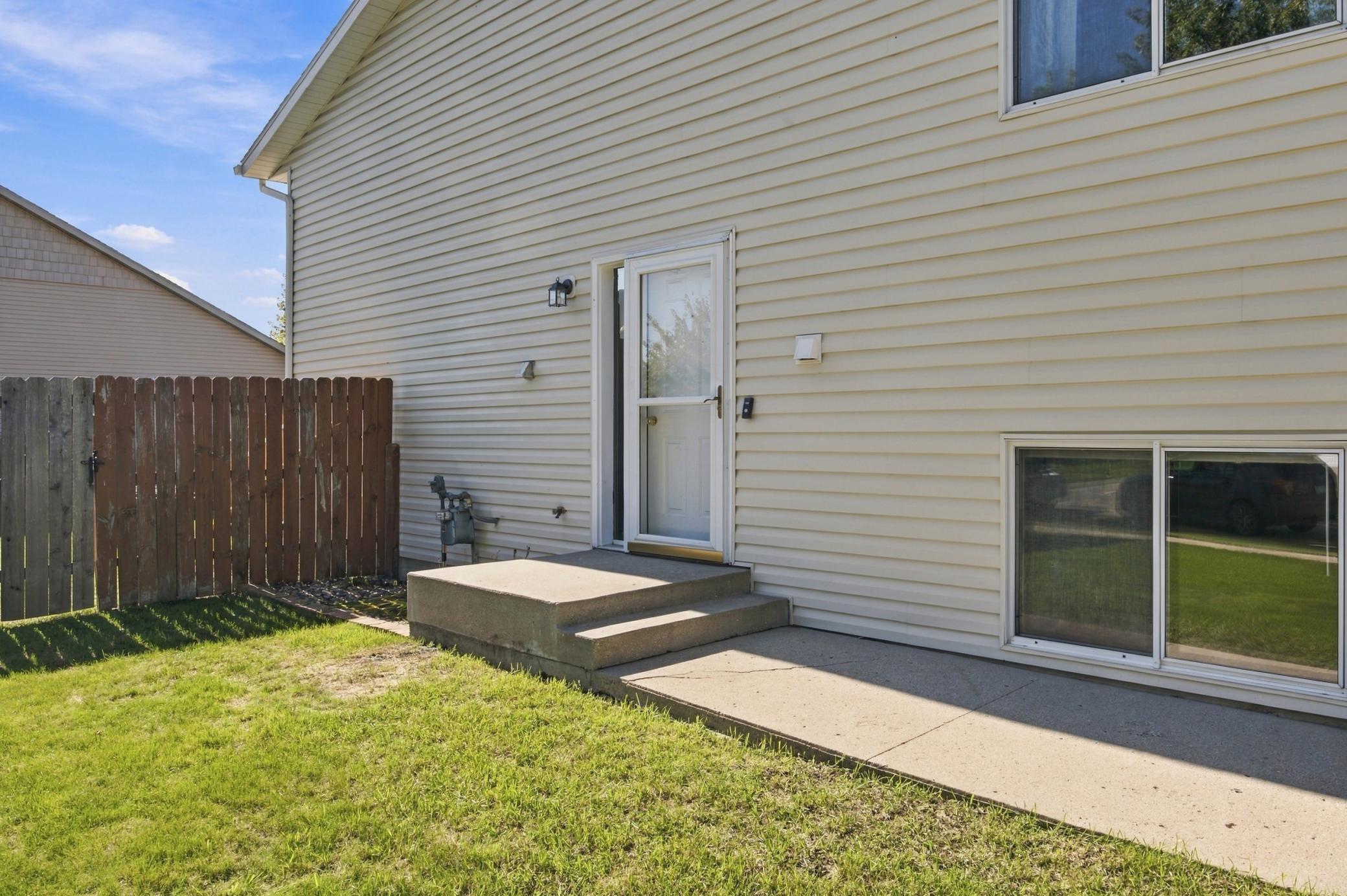 2004 twin home for sale at 1656 6 Street W in West Fargo, ND — 3 bed, 2 bath (photo 3 of 28)