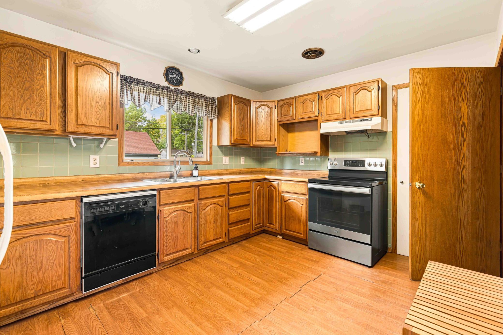 1956 single family home for sale at 1701 5th Street S in Fargo, ND — 3 bed, 2 bath (photo 13 of 34)