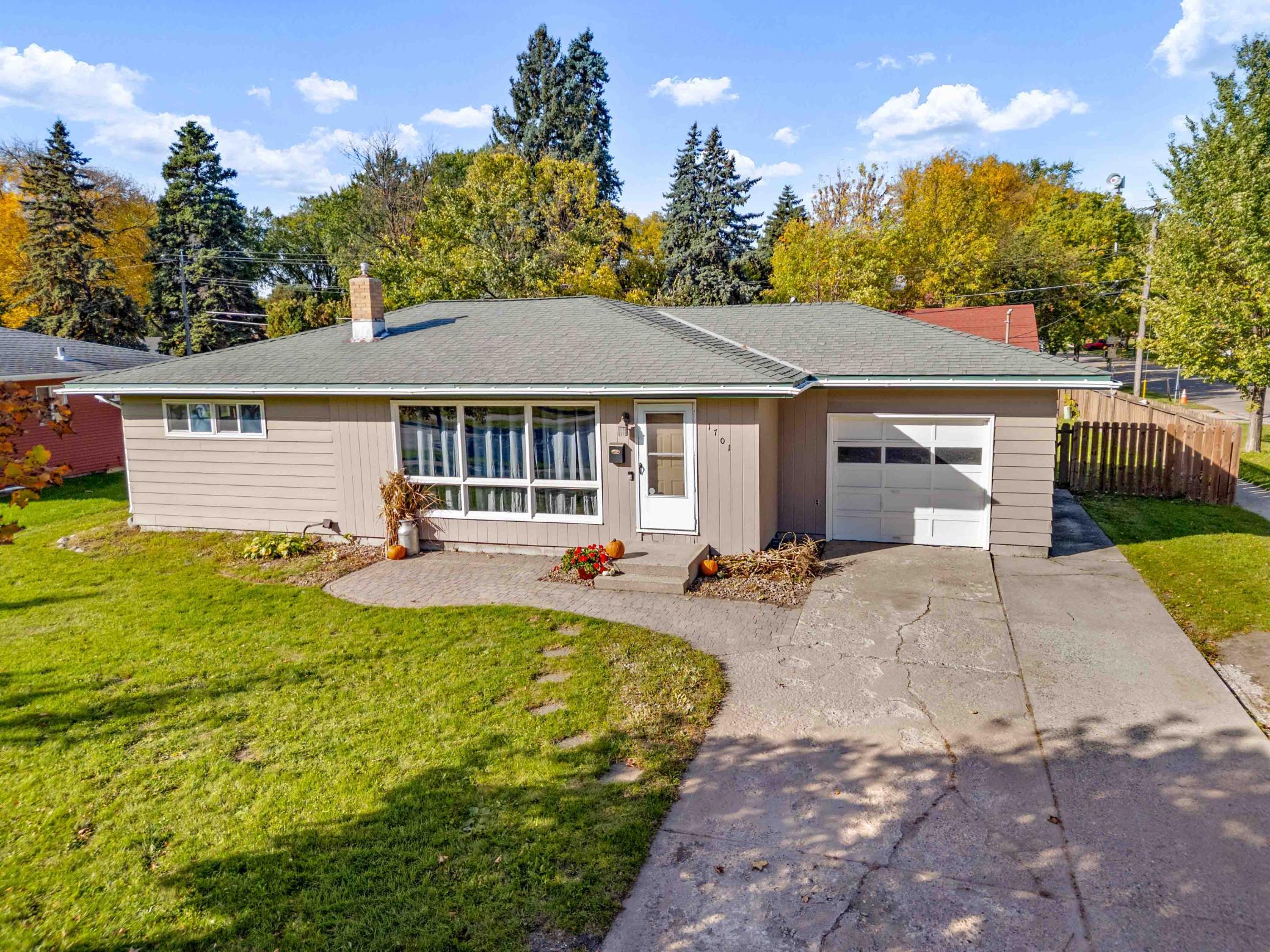 1956 single family home for sale at 1701 5th Street S in Fargo, ND — 3 bed, 2 bath (photo 3 of 34)