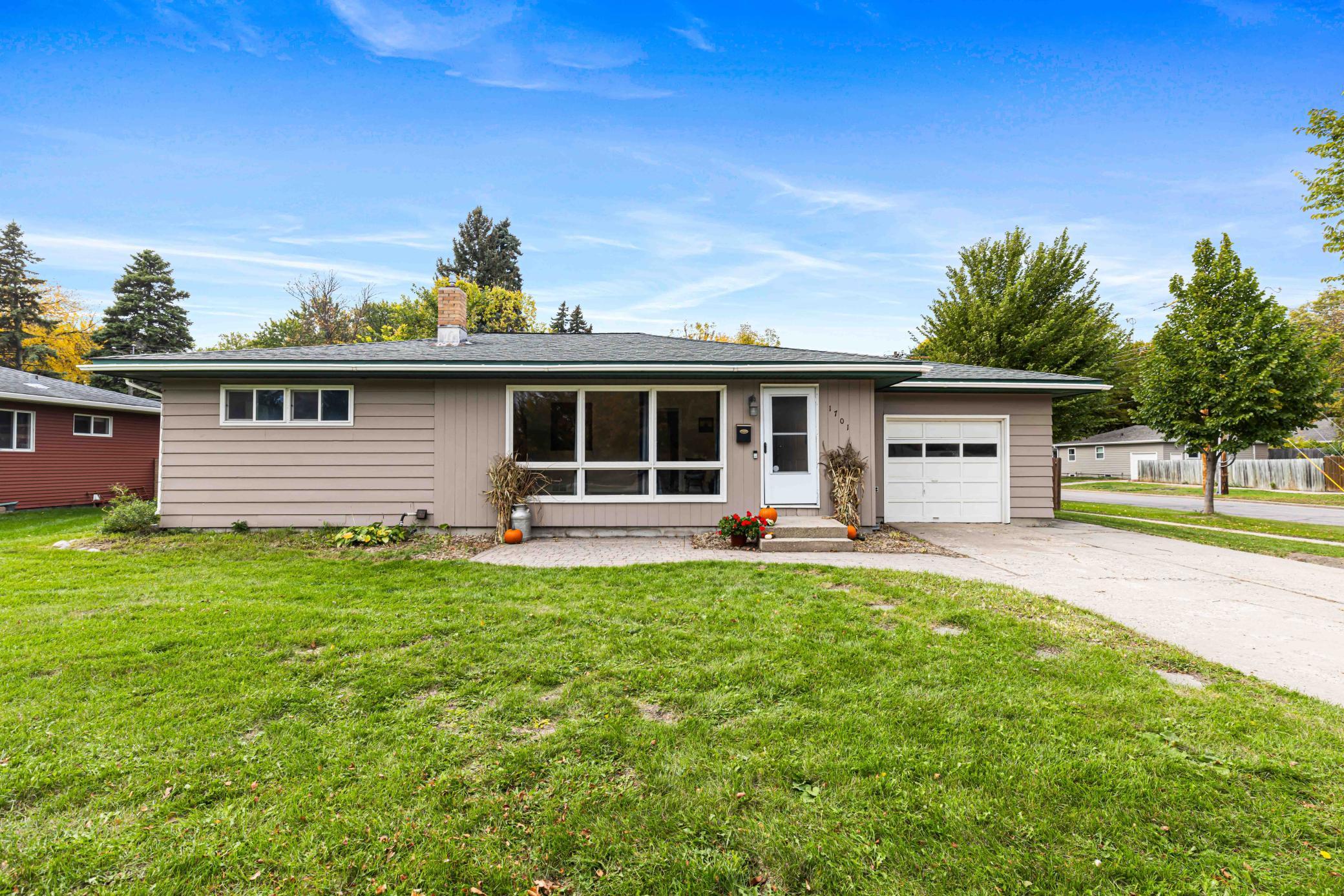 1956 single family home for sale at 1701 5th Street S in Fargo, ND — 3 bed, 2 bath (photo 4 of 34)