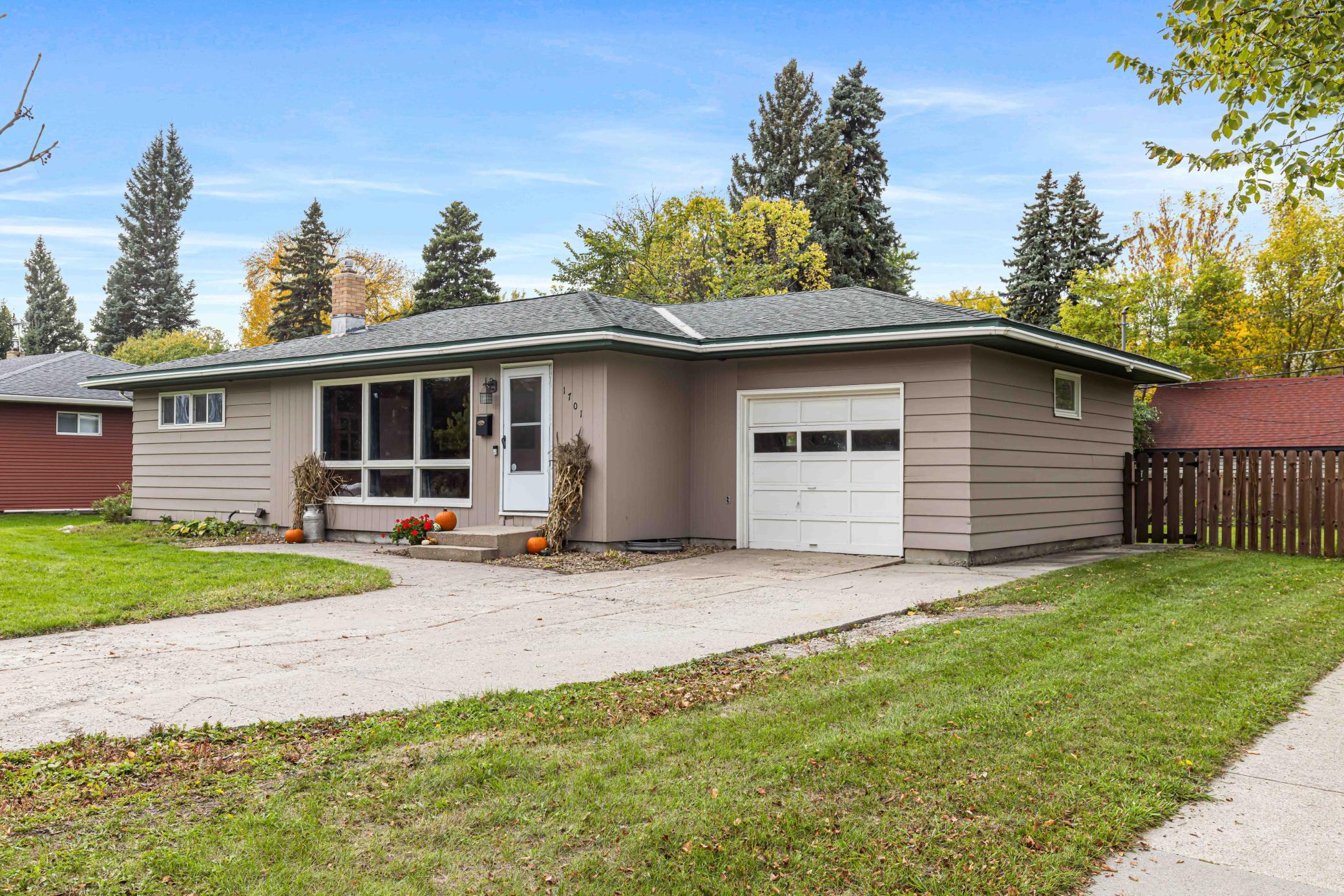 1956 single family home for sale at 1701 5th Street S in Fargo, ND — 3 bed, 2 bath (photo 5 of 34)