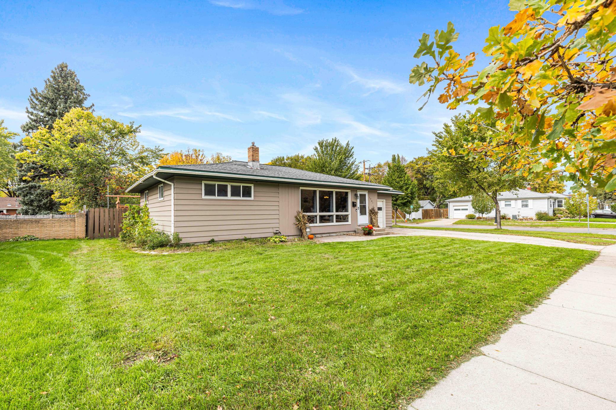 1956 single family home for sale at 1701 5th Street S in Fargo, ND — 3 bed, 2 bath (photo 6 of 34)