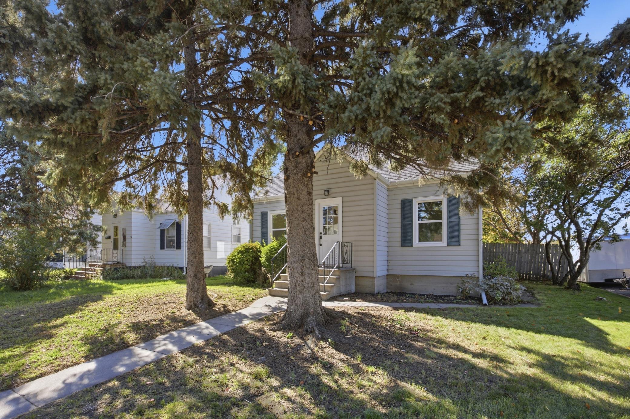 1946 single family home for sale at 631 11th Street N in Moorhead, MN — 3 bed, 2 bath (photo 2 of 33)