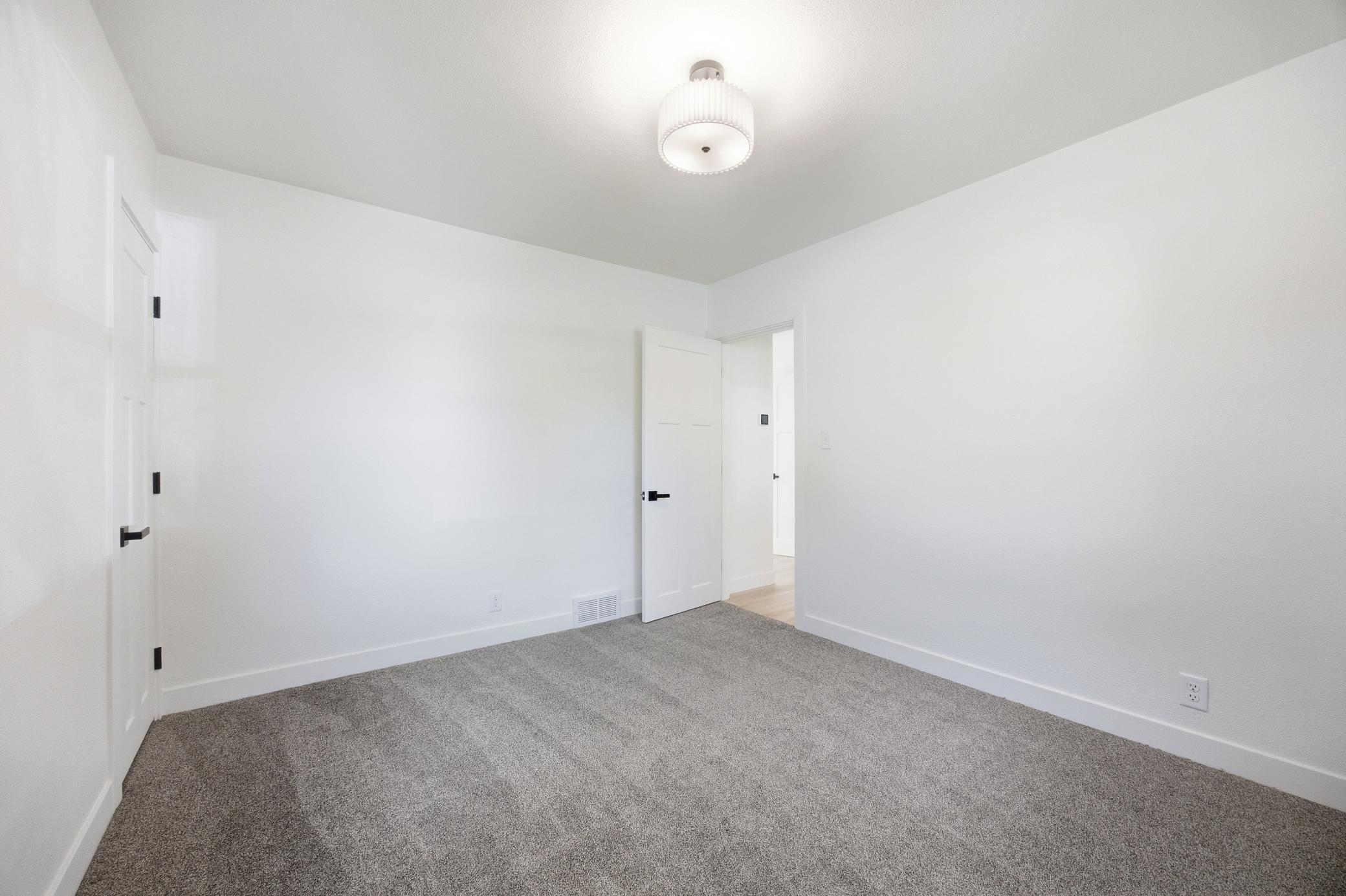 1946 single family home for sale at 631 11th Street N in Moorhead, MN — 3 bed, 2 bath (photo 19 of 33)