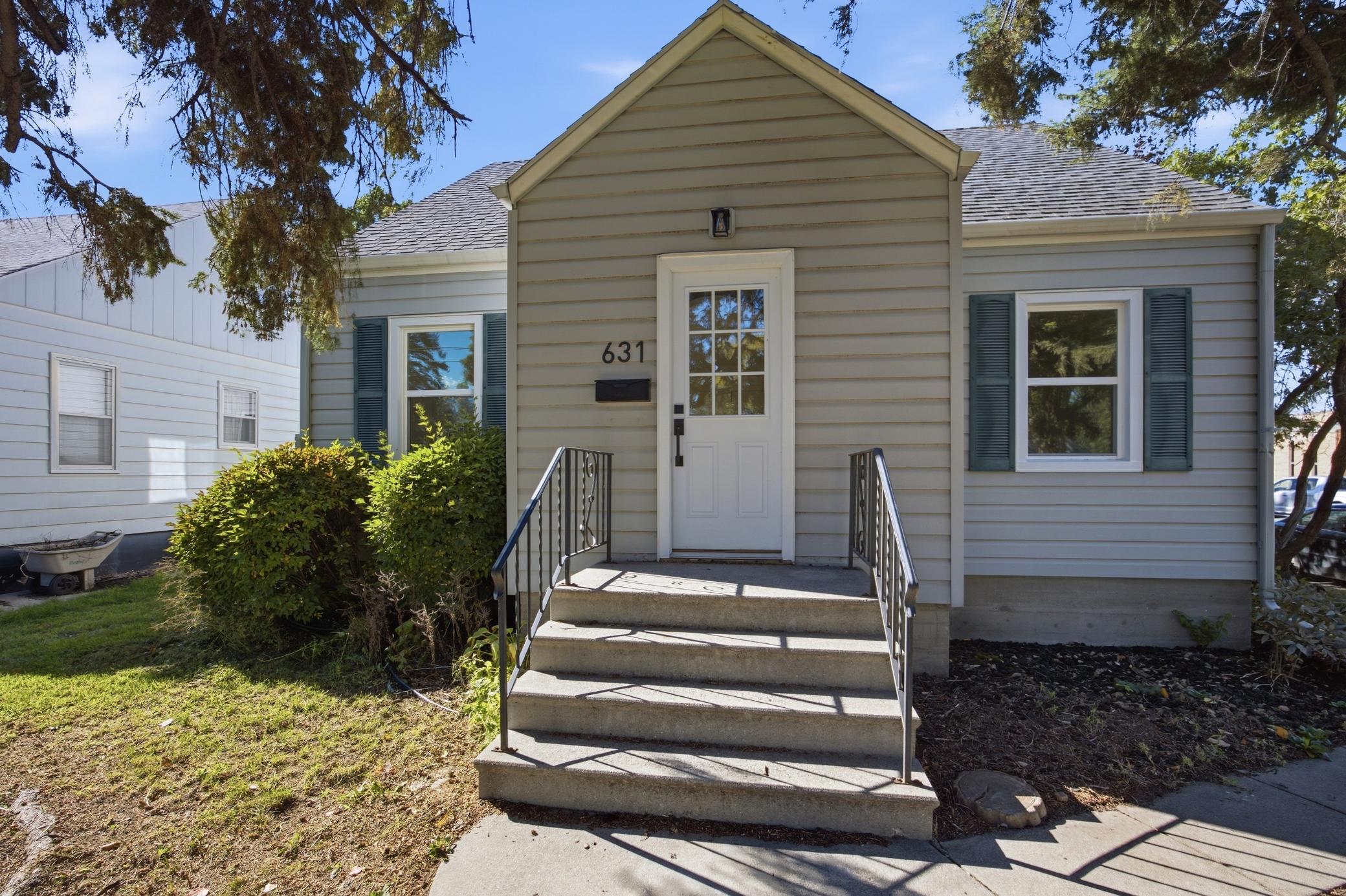 1946 single family home for sale at 631 11th Street N in Moorhead, MN — 3 bed, 2 bath (photo 3 of 33)