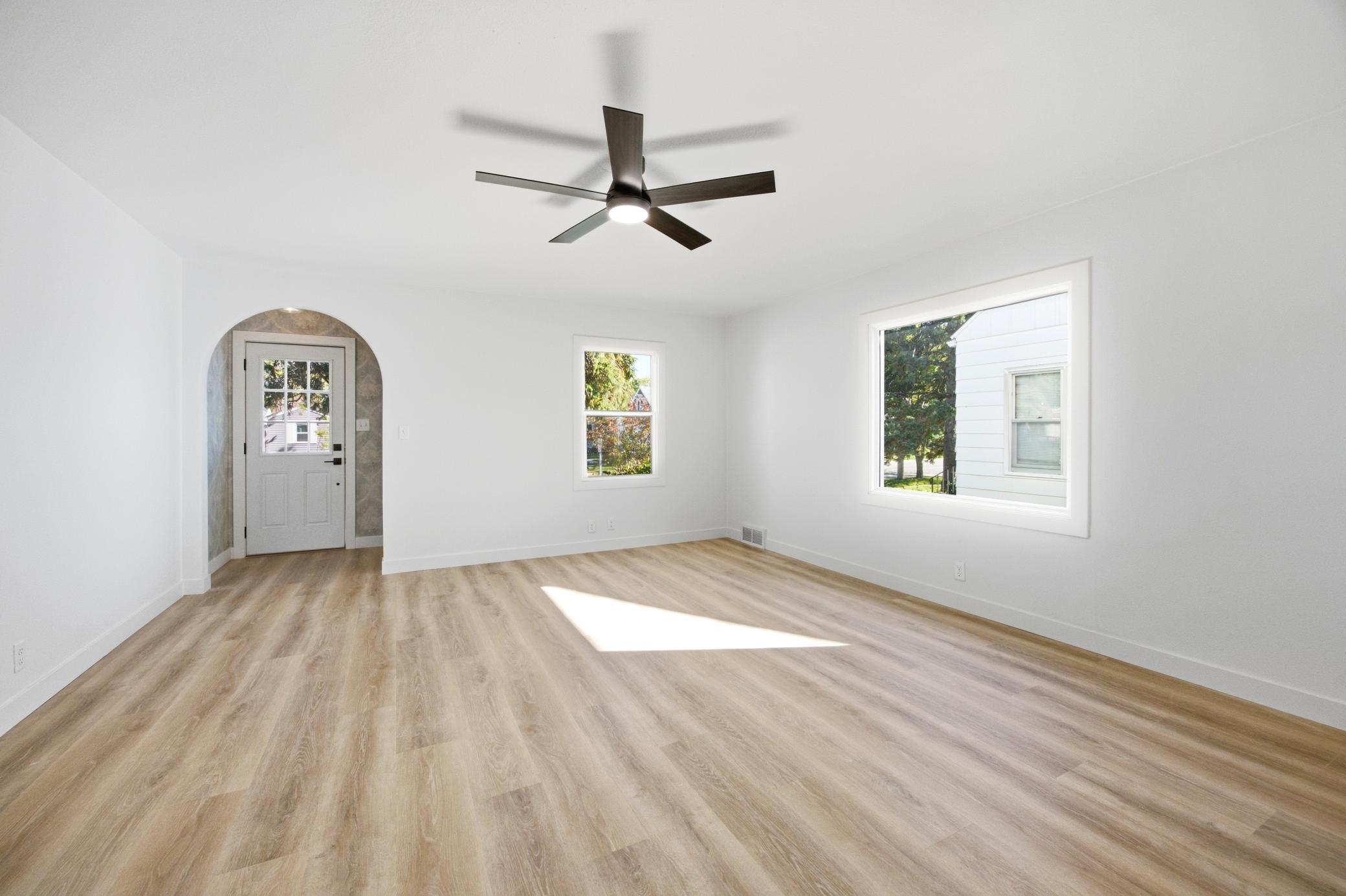 1946 single family home for sale at 631 11th Street N in Moorhead, MN — 3 bed, 2 bath (photo 8 of 33)