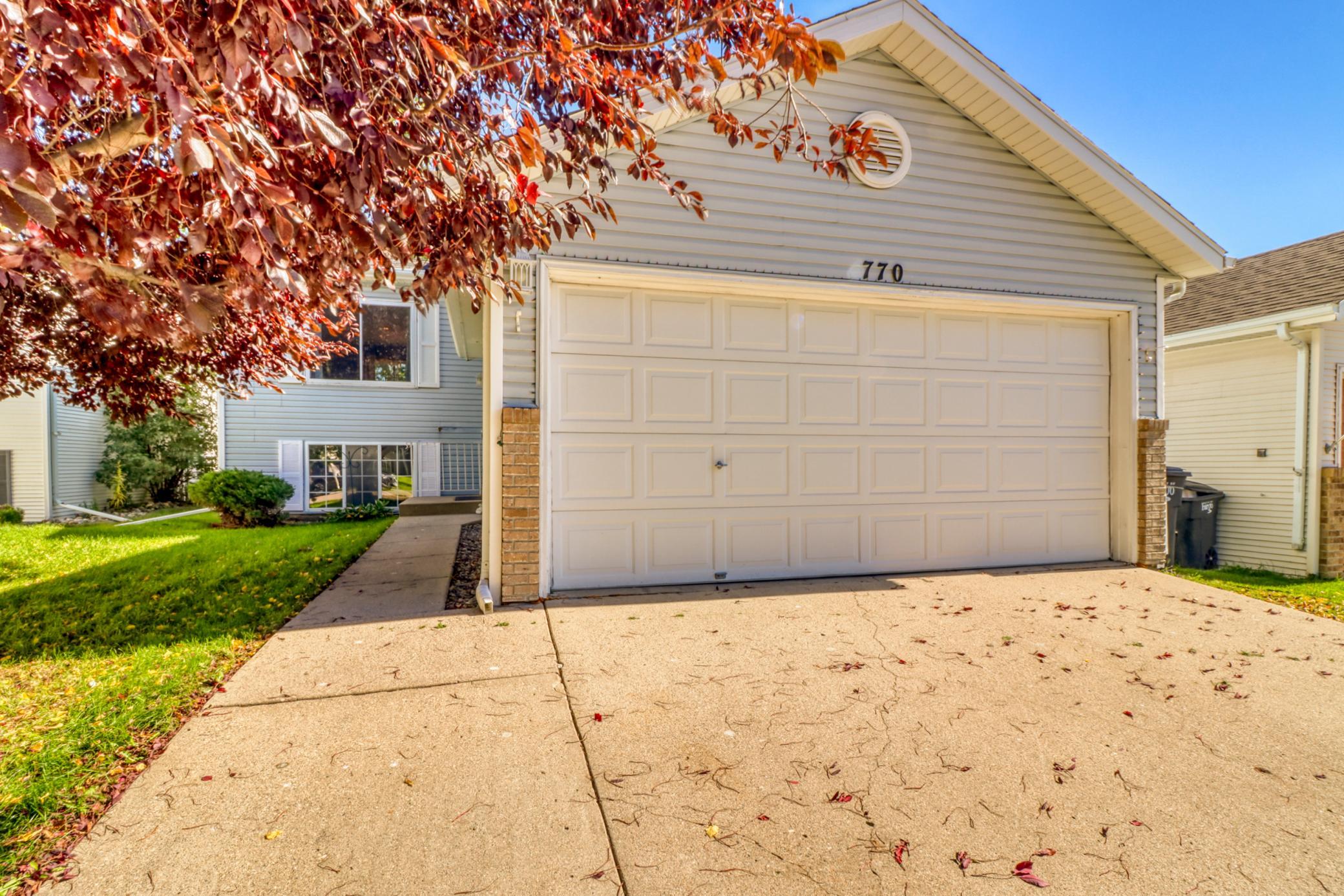 1997 single family home for sale at 770 49th Street S in Fargo, ND — 4 bed, 2 bath (photo 2 of 46)