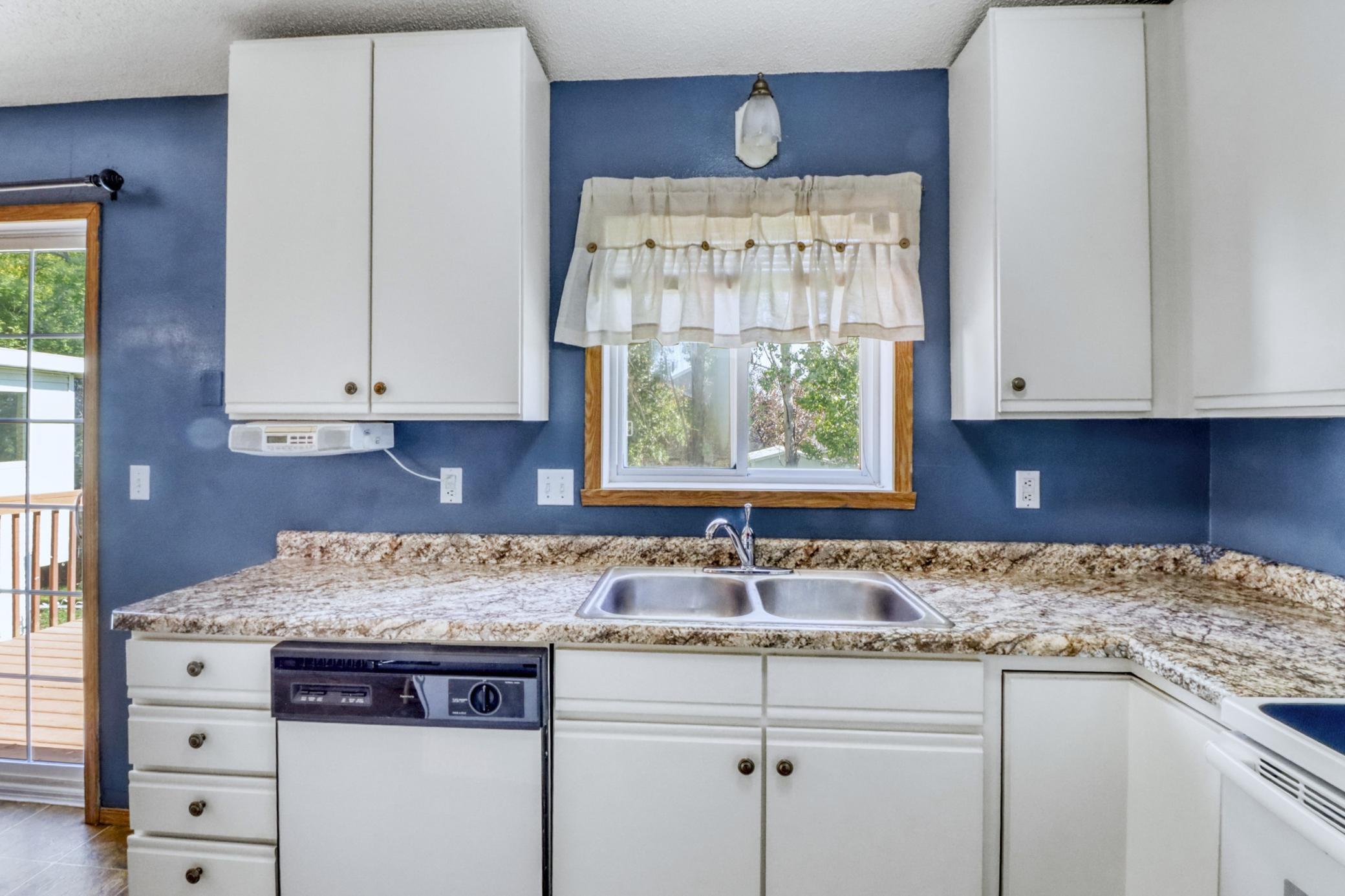 1997 single family home for sale at 770 49th Street S in Fargo, ND — 4 bed, 2 bath (photo 11 of 46)